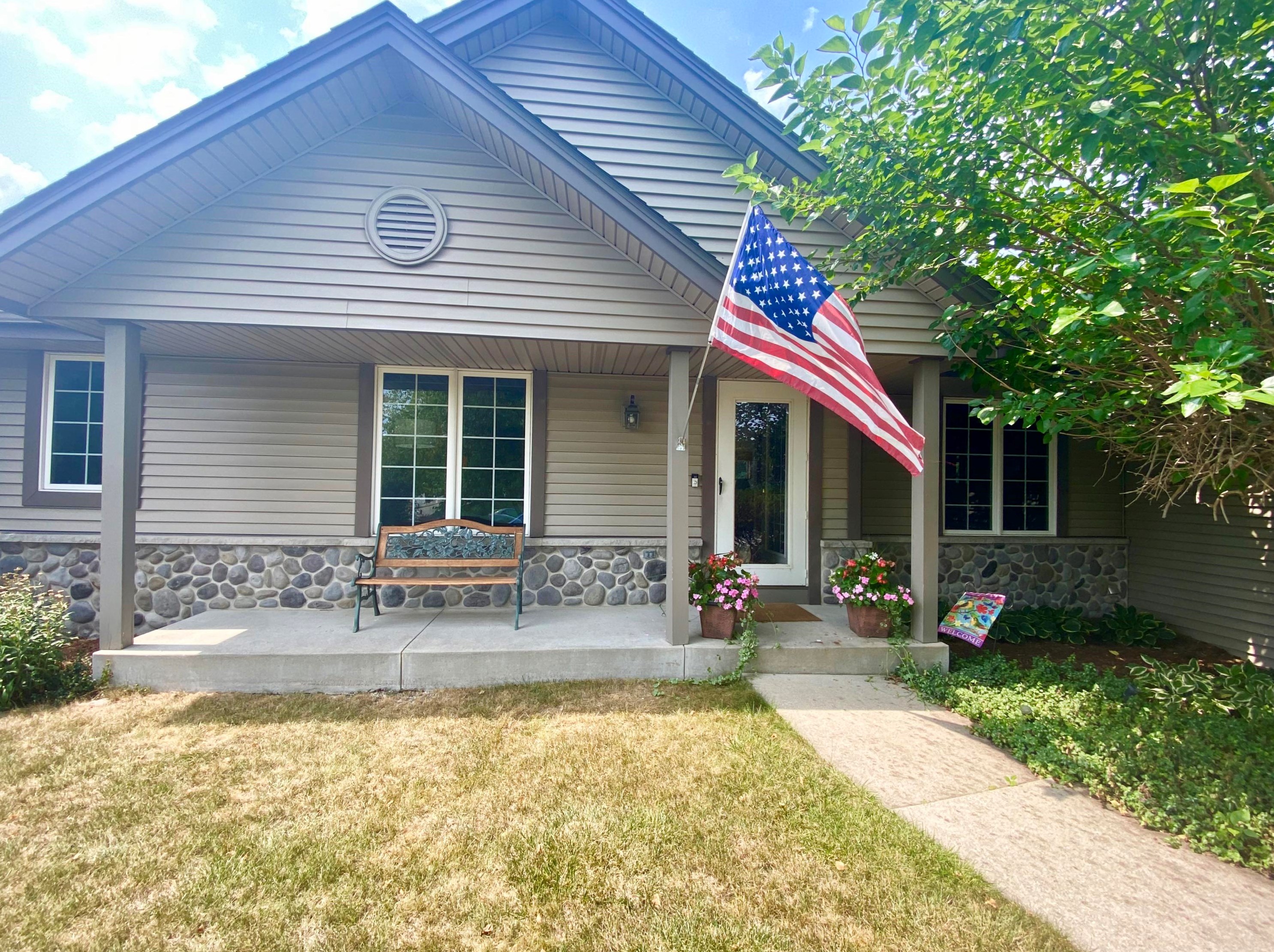 7129 Woodbury Dr, Hales Corners, WI 53132-8993