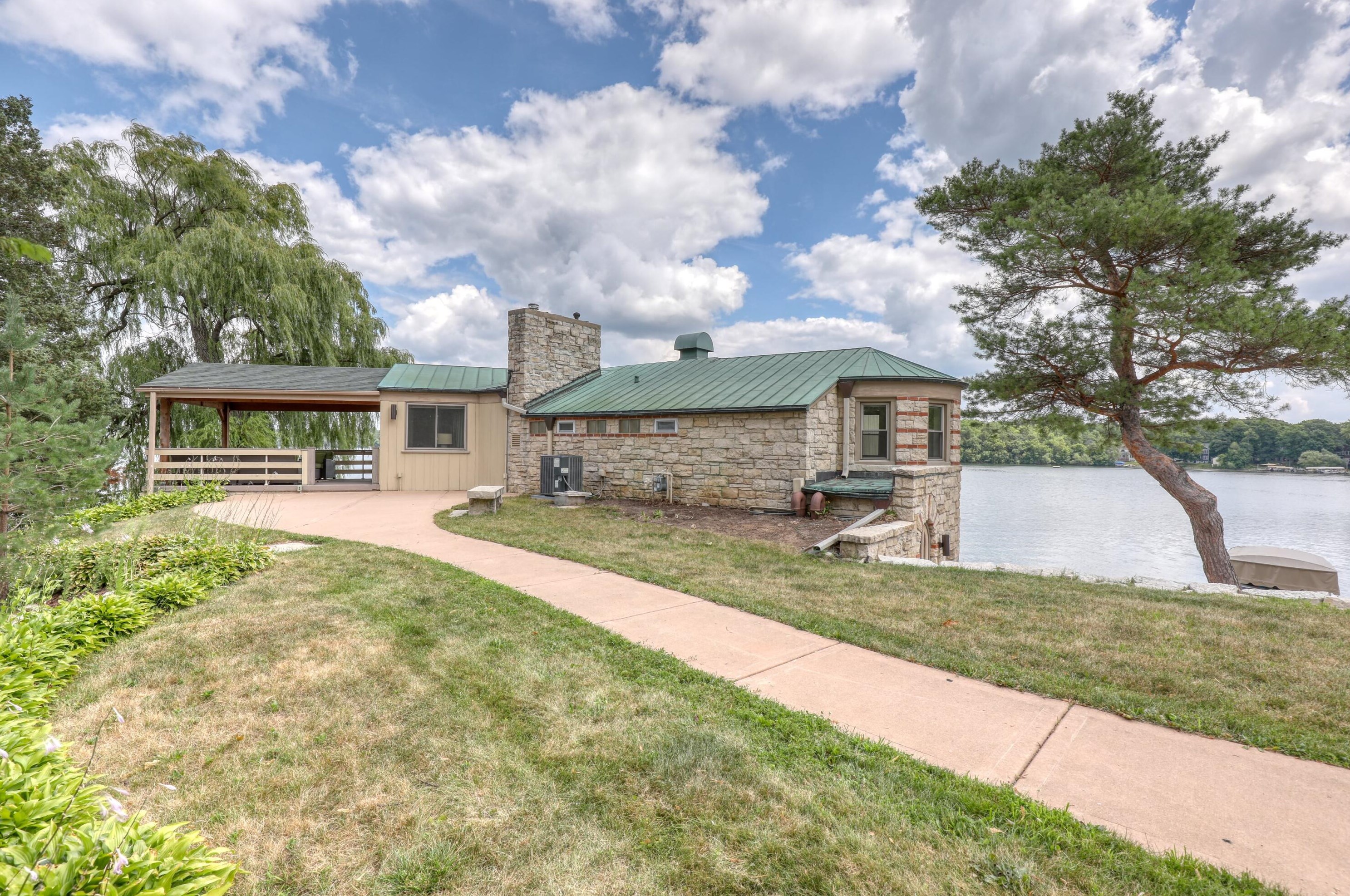 2218 N Peninsula Rd, Oconomowoc, WI 53066