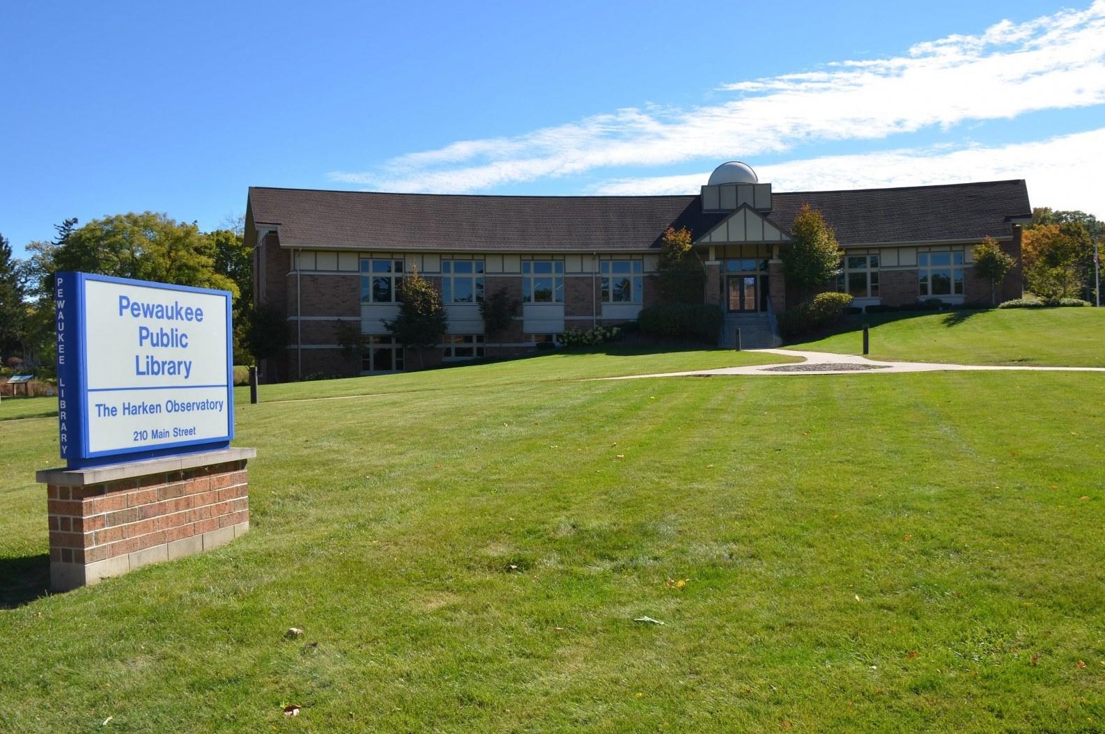 538 Grandview Ct, Pewaukee WI  53072-3006 exterior