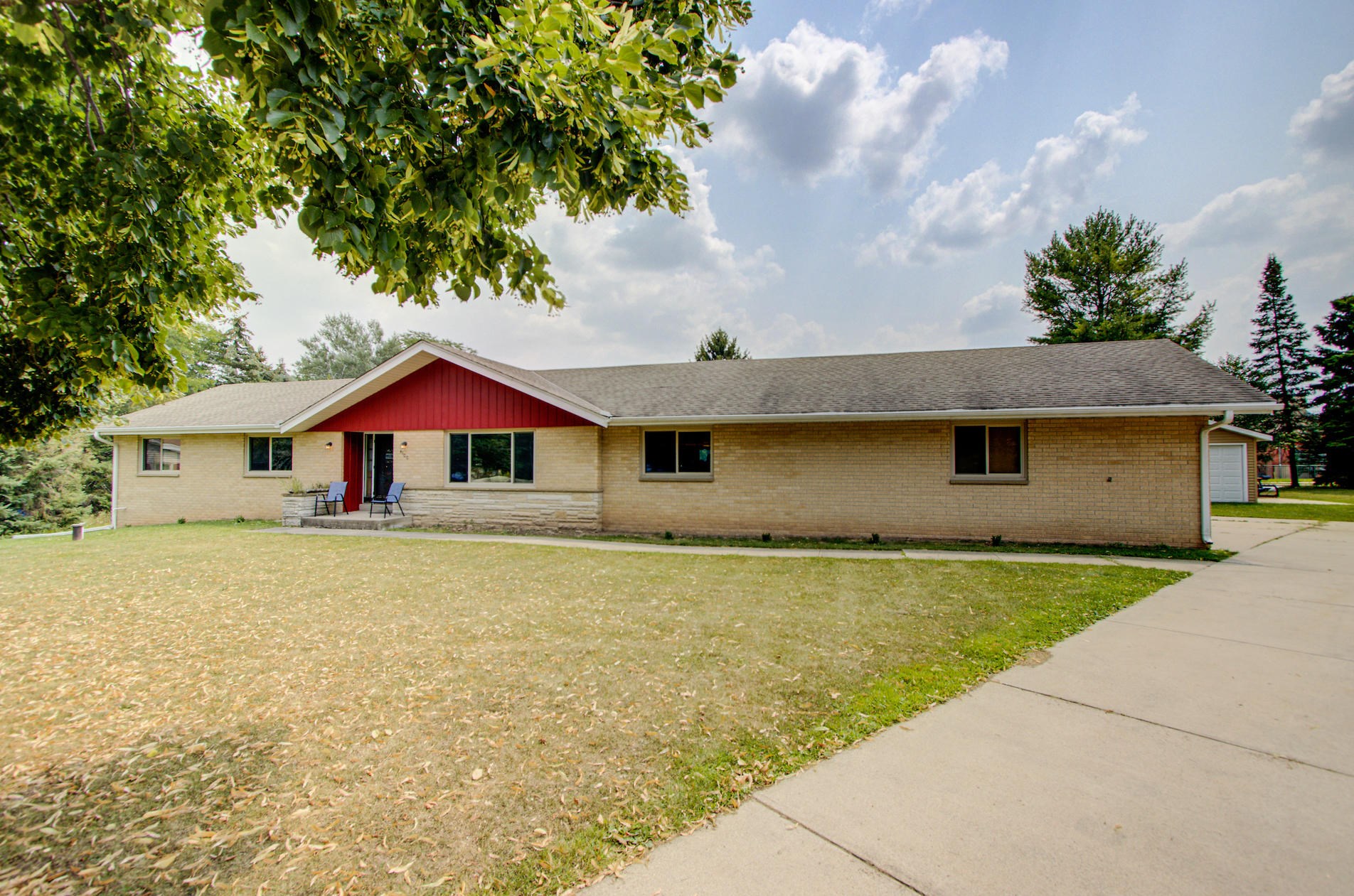 4100 Alpine Cir, Brookfield WI  53005-1410 exterior