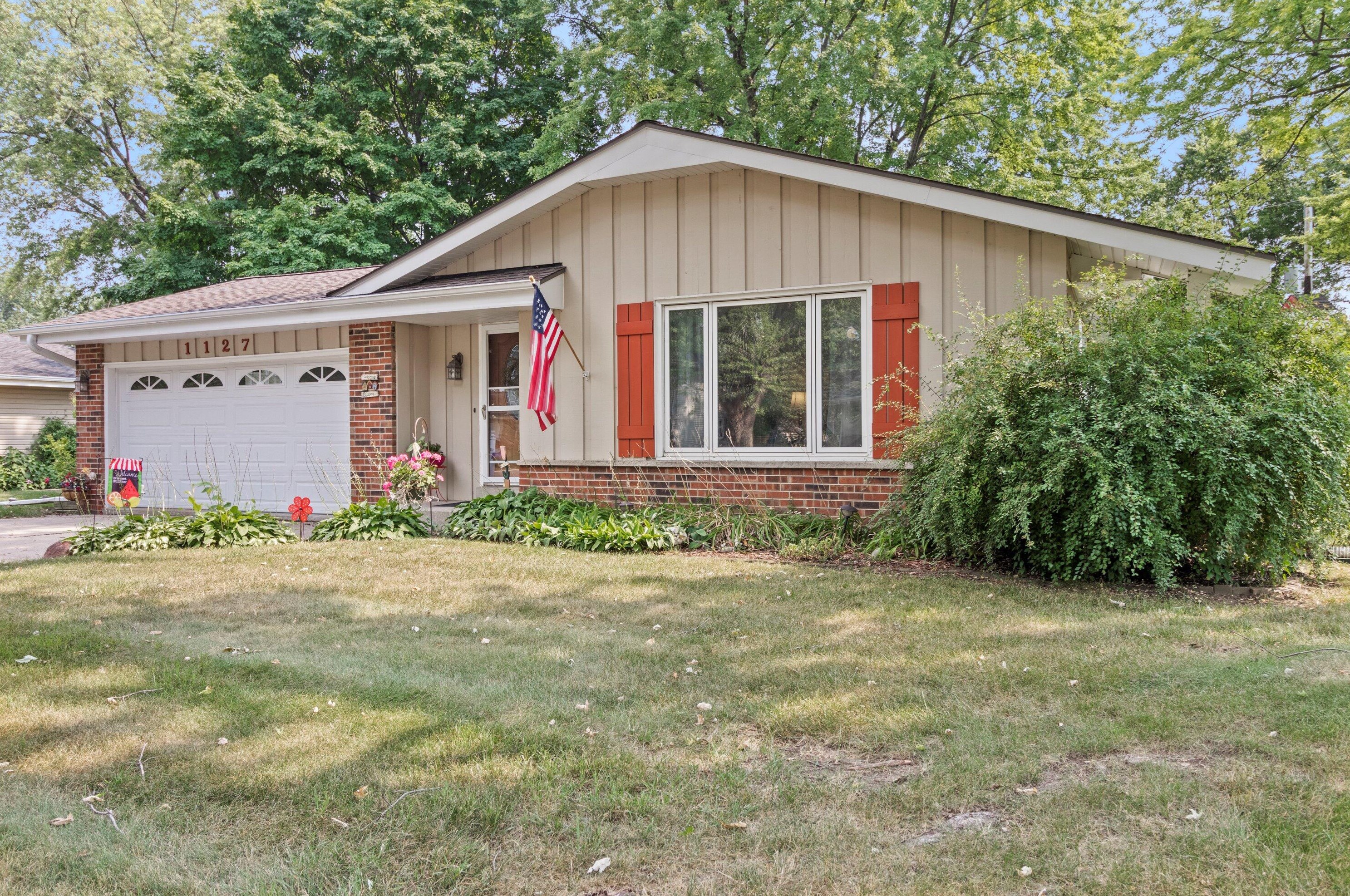 1127 Green Valley Dr, Waukesha, WI 53189