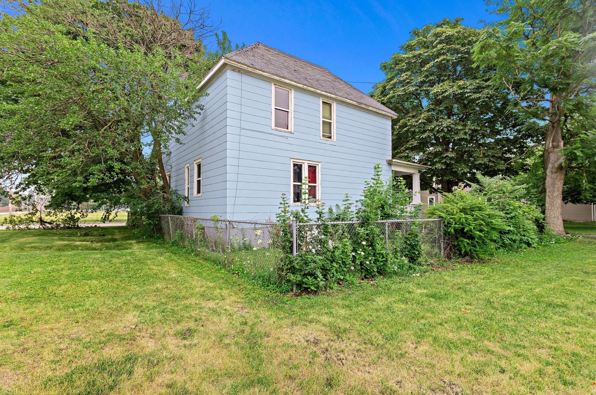 1606 Howe St, Racine, WI 53403-2608