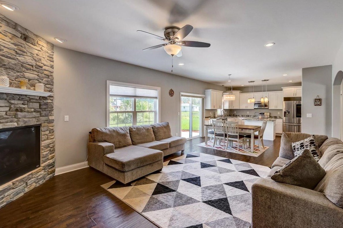 2230 W Southland Dr, Oak Creek, WI 53154