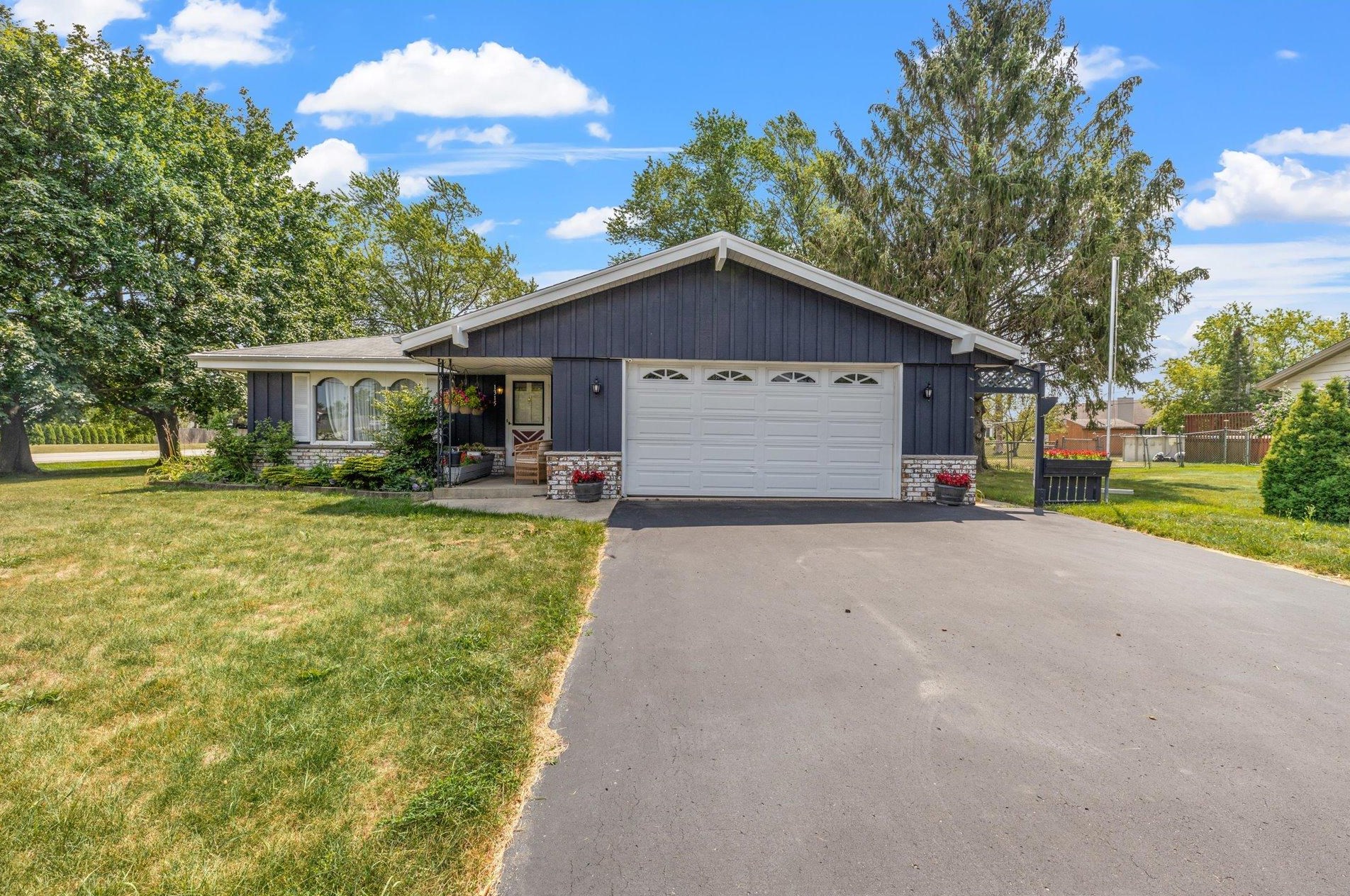1315 W Daniel Ln, Oak Creek, WI 53154