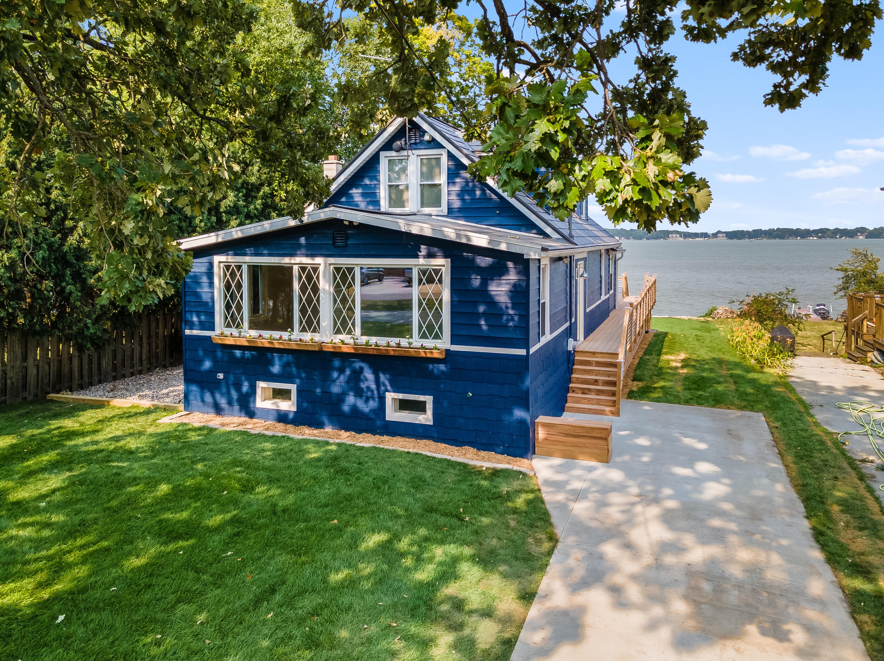 2201 Lakeshore Dr, Kansasville, WI 53139