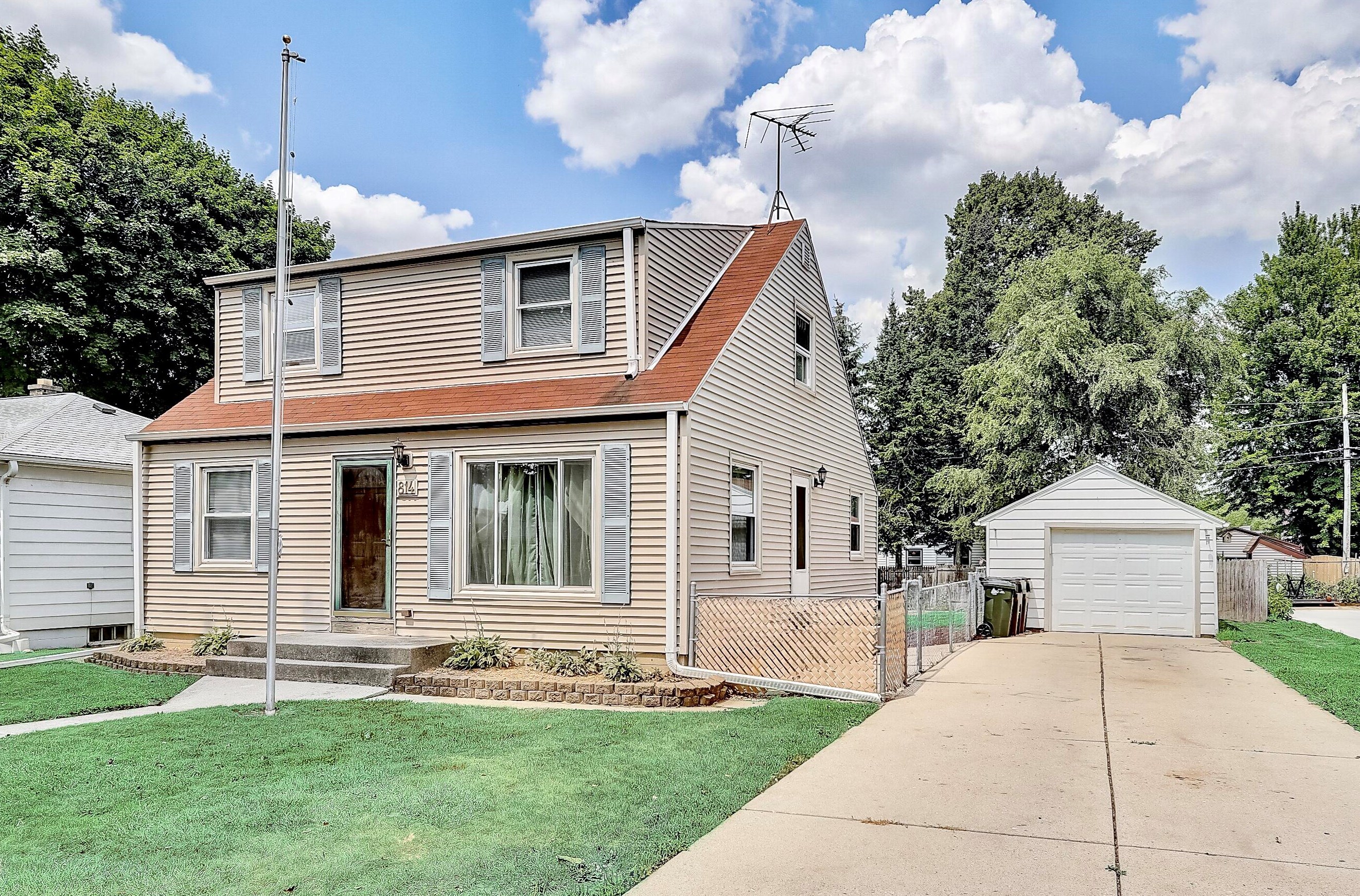 814 Sherman Ave, South Milwaukee, WI 53172-3806