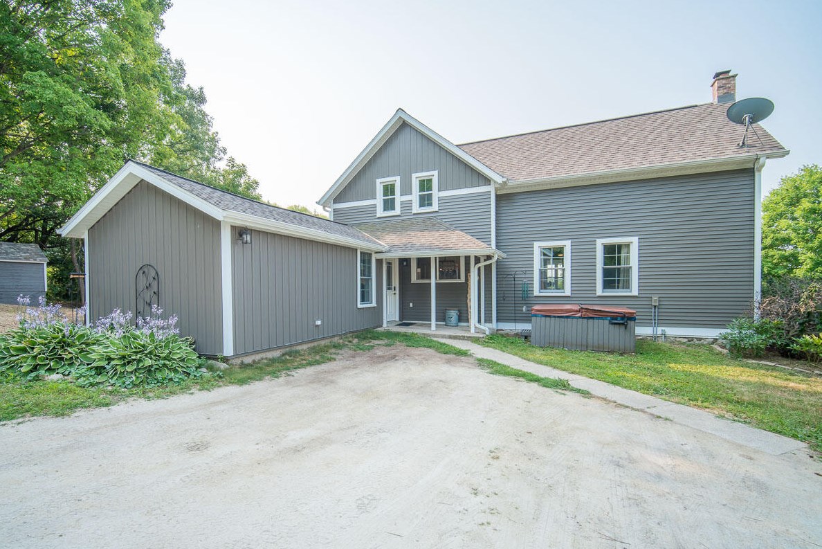 2246 Paradise Dr, West Bend, WI 53095