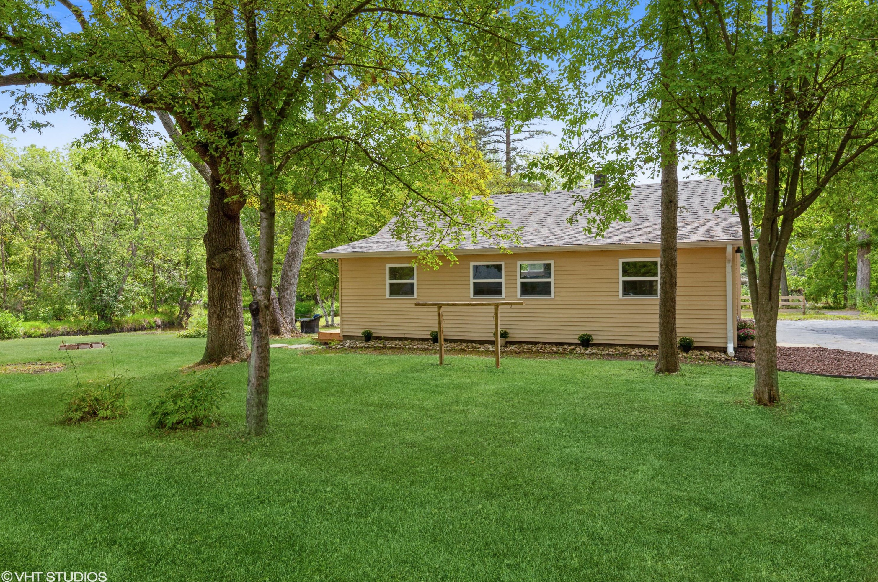 1123 River Dr, Lyons WI  53105-8203 exterior