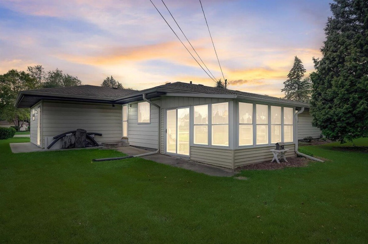 17510 W Westward Dr, Waukesha, WI 53146