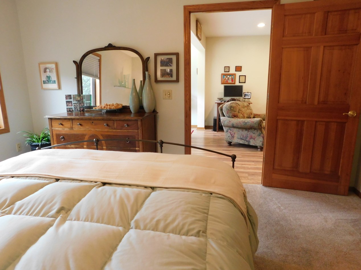 657 Hartford Sq, Hartford WI  53027-1982 exterior