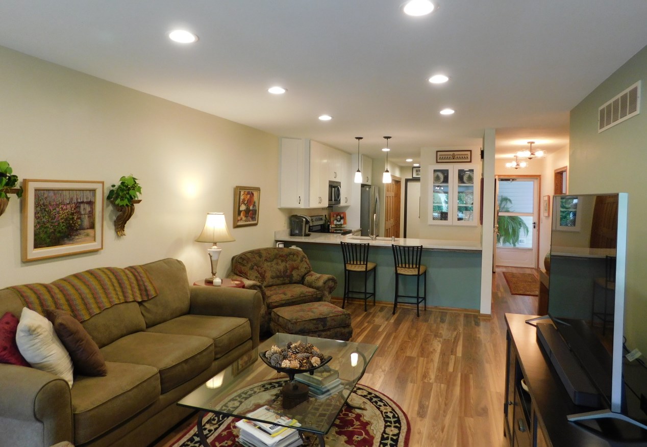 657 Hartford Sq, Hartford WI  53027-1982 exterior