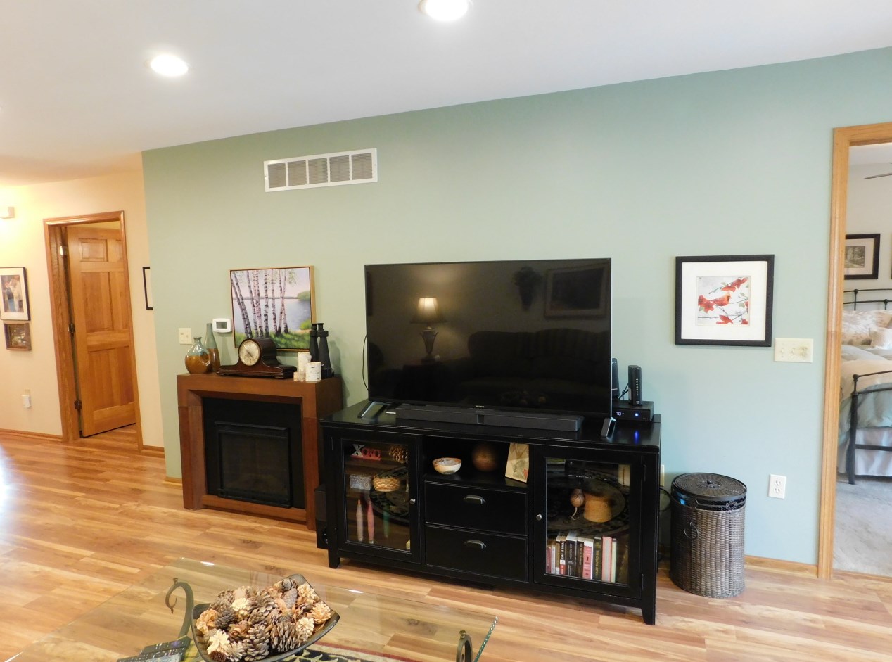 657 Hartford Sq, Hartford WI  53027-1982 exterior