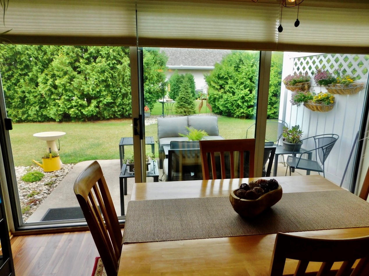 657 Hartford Sq, Hartford WI  53027-1982 exterior