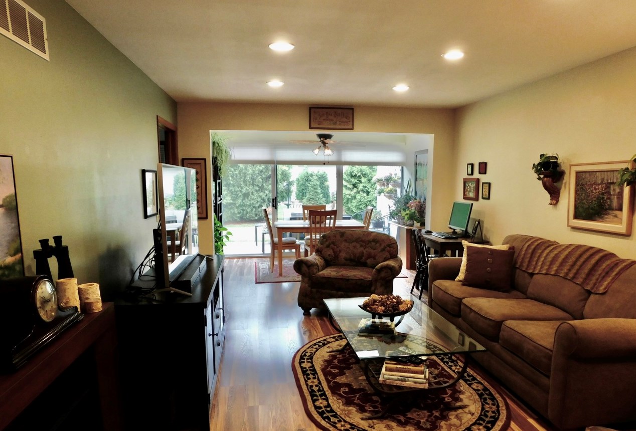 657 Hartford Sq, Hartford WI  53027-1982 exterior