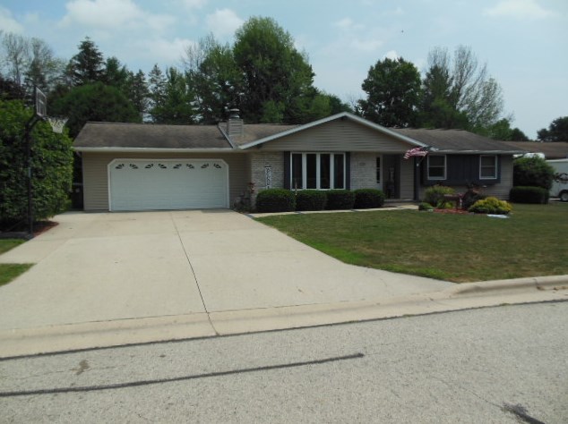1015 Hawthorne Dr, Sheboygan, WI 53083-1365