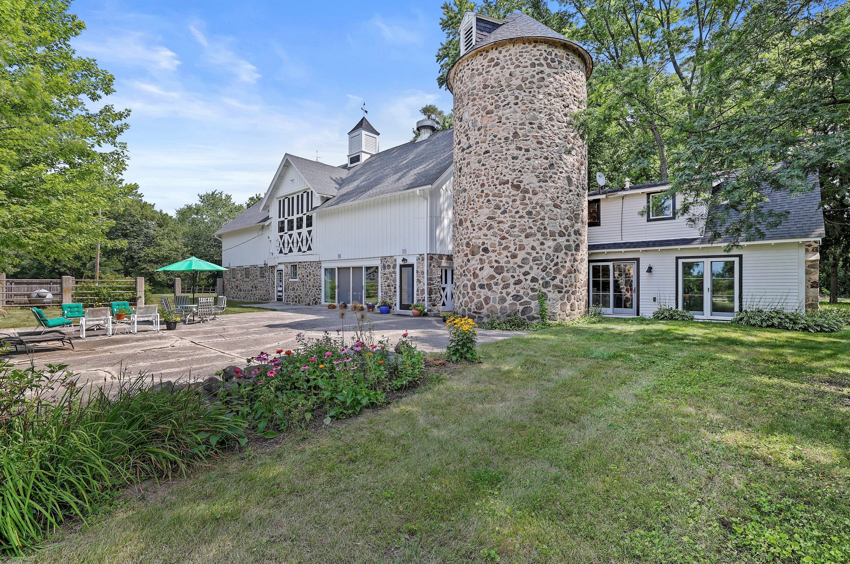 8900 W Bonniwell Rd #8914, Thiensville, WI 53097