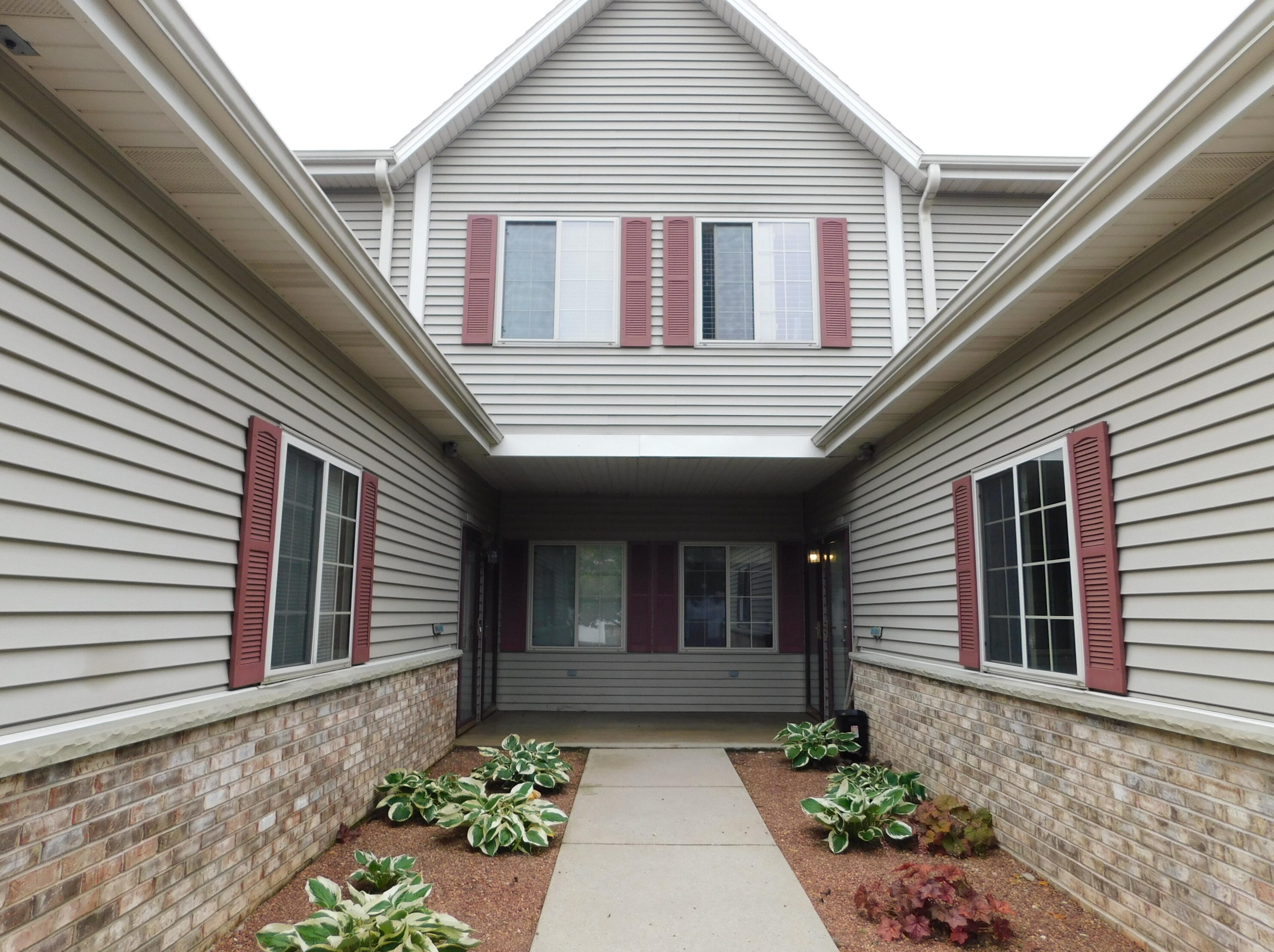 2049 Pine Ridge Ct #f, Grafton, WI 53024