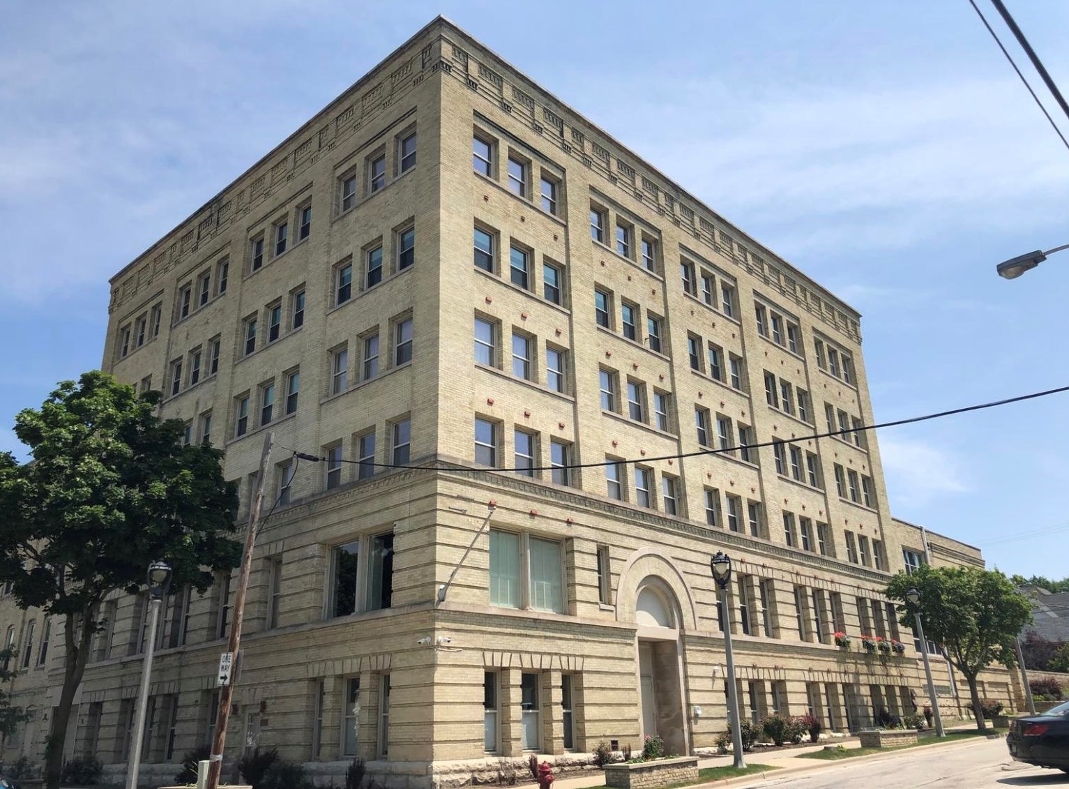 904 Pearson St, Milwaukee WI  53202-1594 exterior