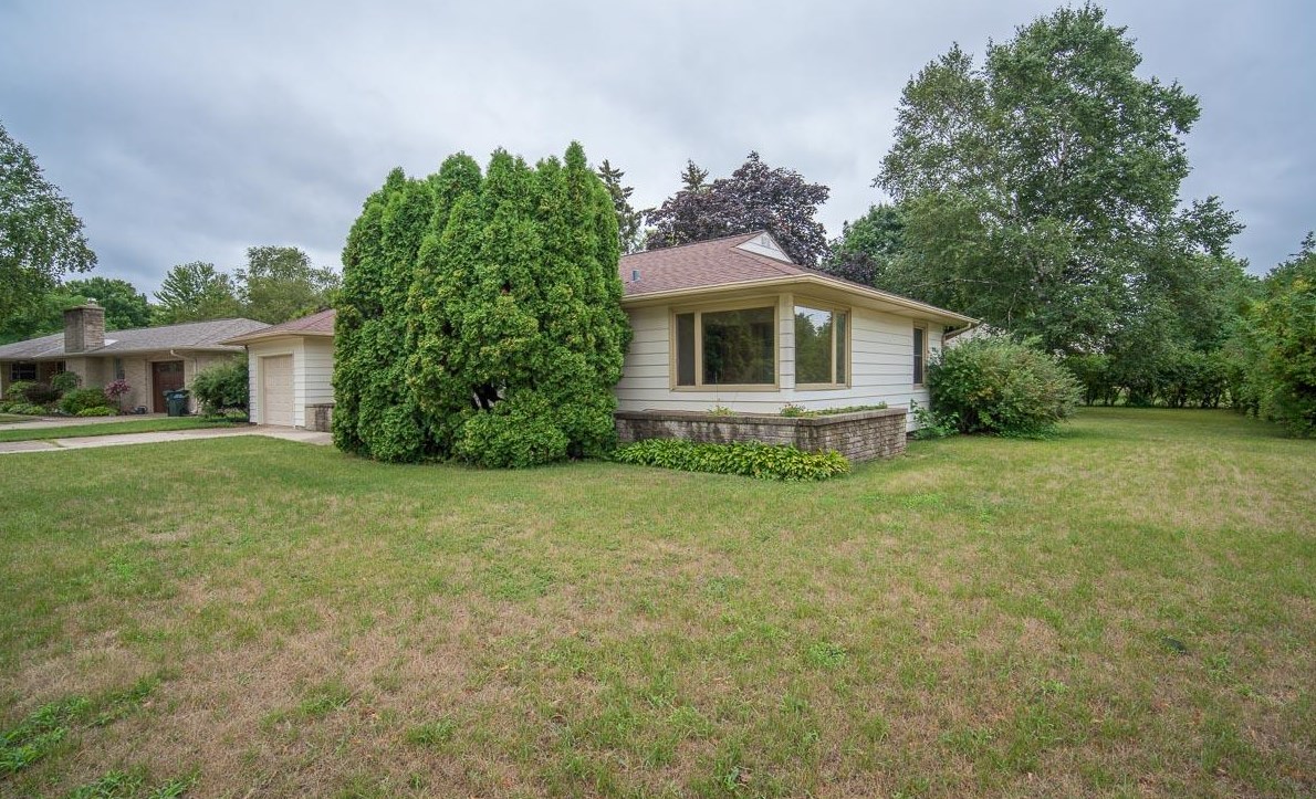275 Hawthorn Dr, West Bend, WI 53095