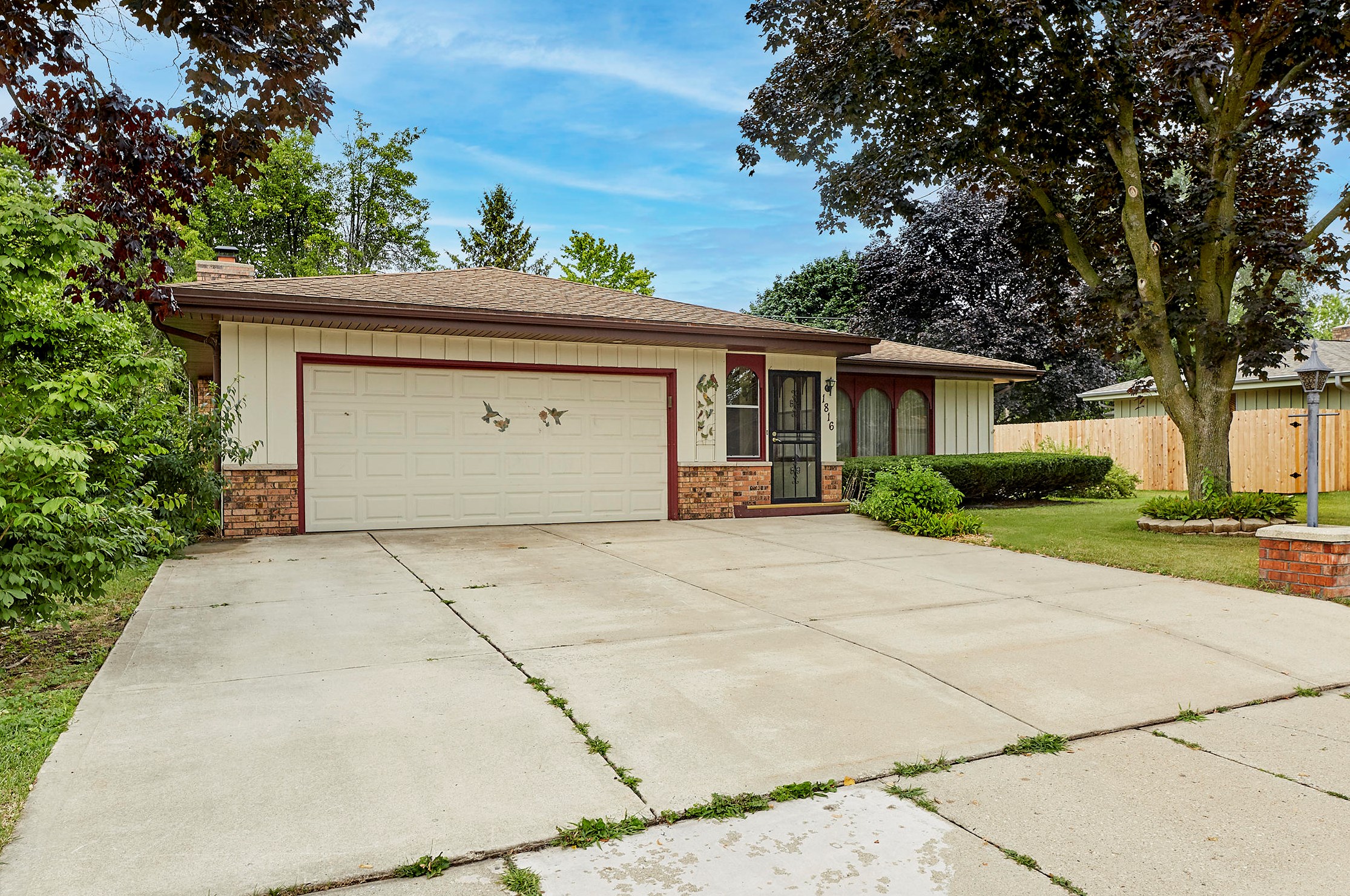 1816 Dixie Dr, Waukesha, WI 53189