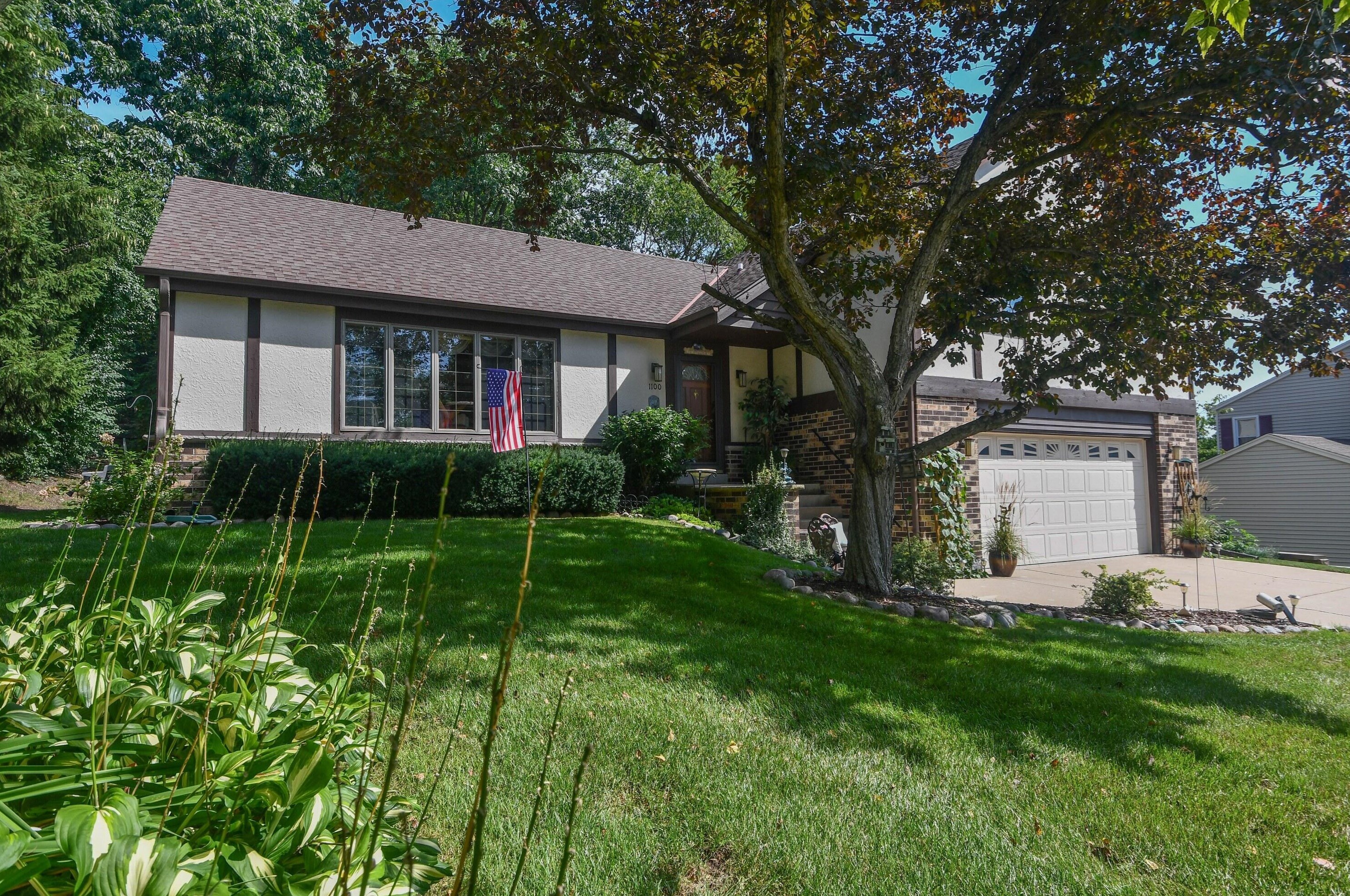 1100 Larchmont Dr, Waukesha, WI 53186