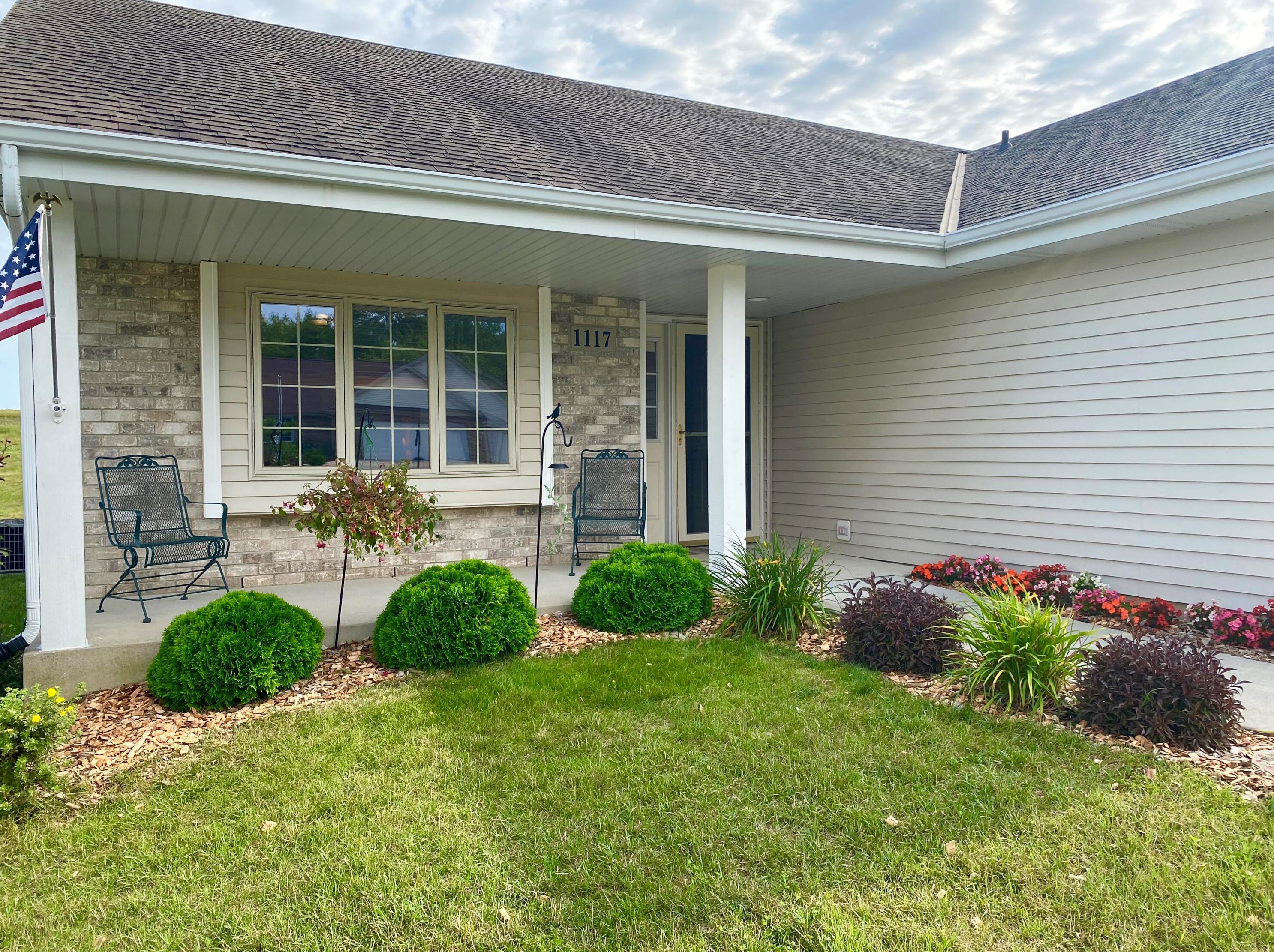 1117 York St, Oak Creek, WI 53154-3728