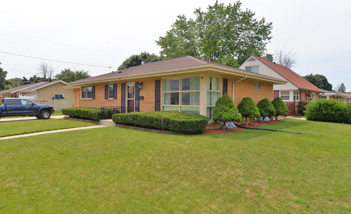 3618 Lasalle St, Racine, WI 53402-3426