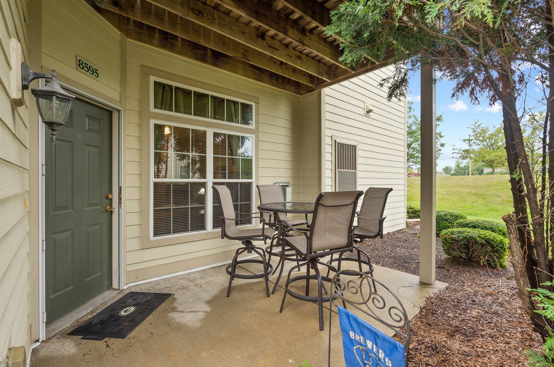 8595 S Stratford Rd, Oak Creek, WI 53154