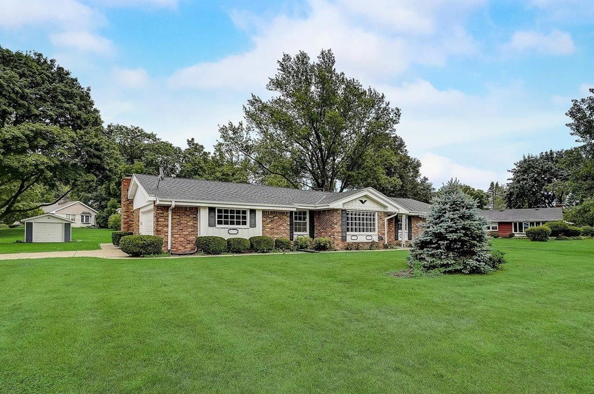 4420 Cherokee Dr, Brookfield, WI 53045-1002
