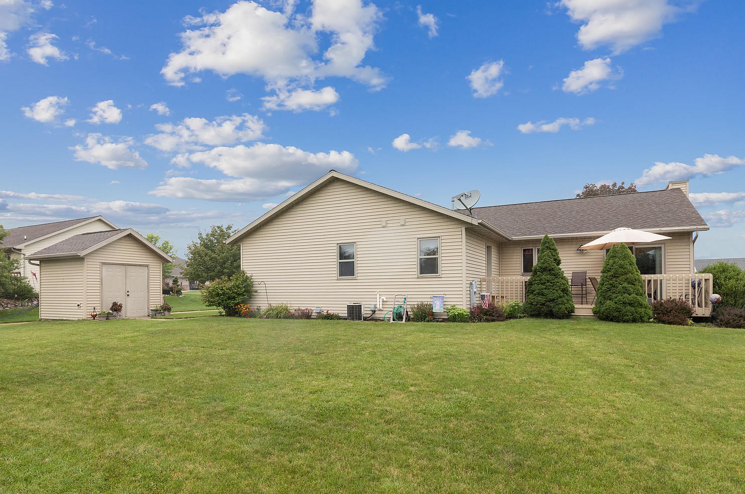 4419 Deerfield Ln, Manitowoc, WI 54220