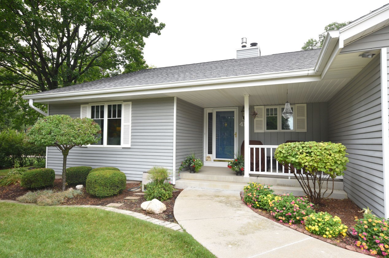 410 Crescent Ln, Thiensville, WI 53092