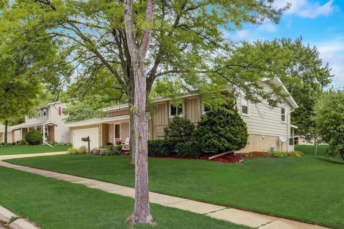 6422 Sycamore St, Greendale, WI 53129