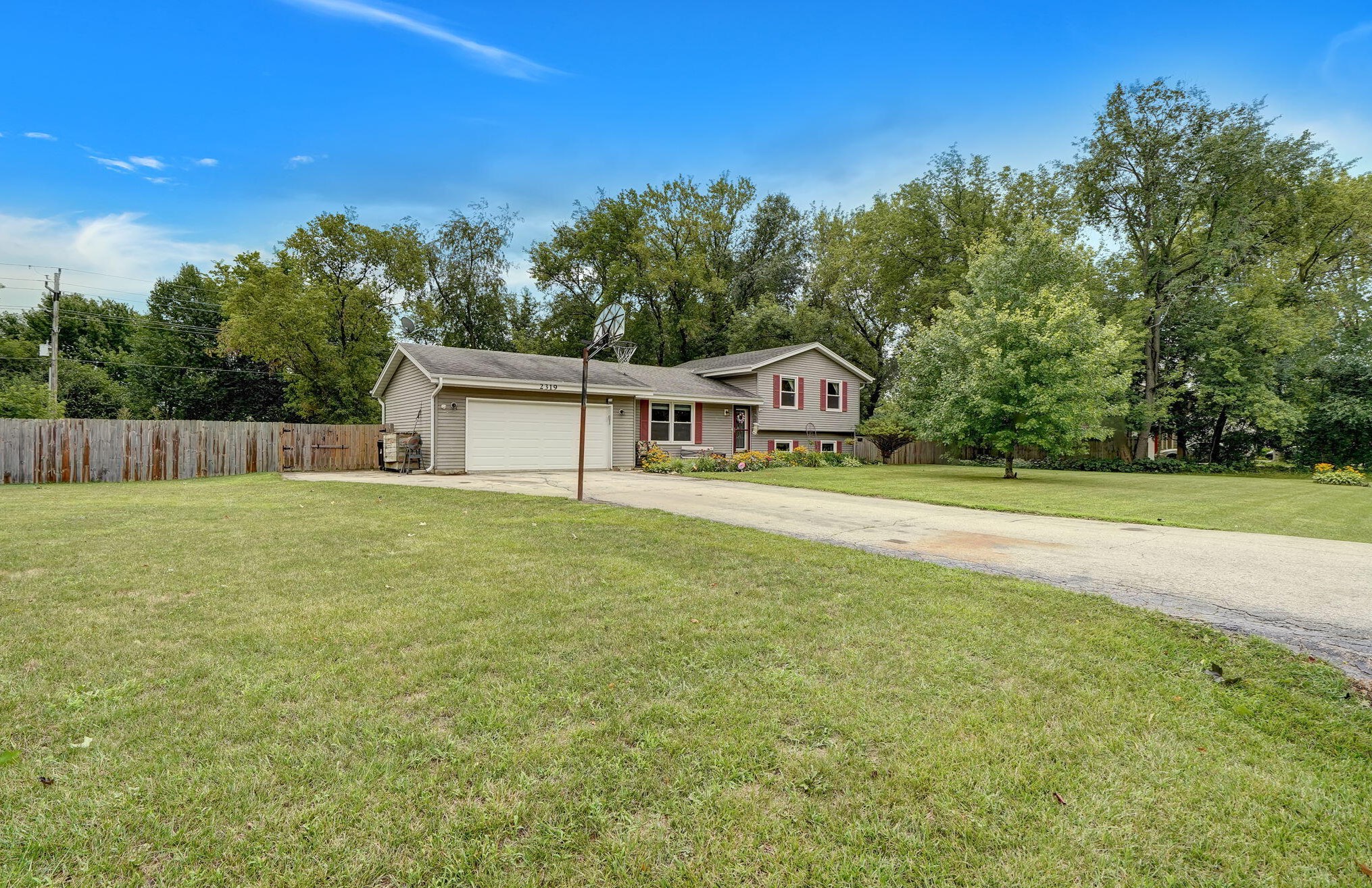 2319 Fox Knoll Dr, Waterford, WI 53185