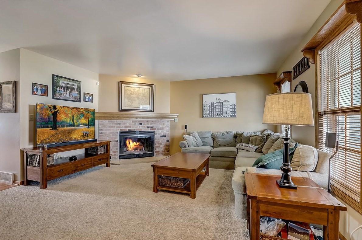 1902 Big Bend Rd, Waukesha, WI 53189