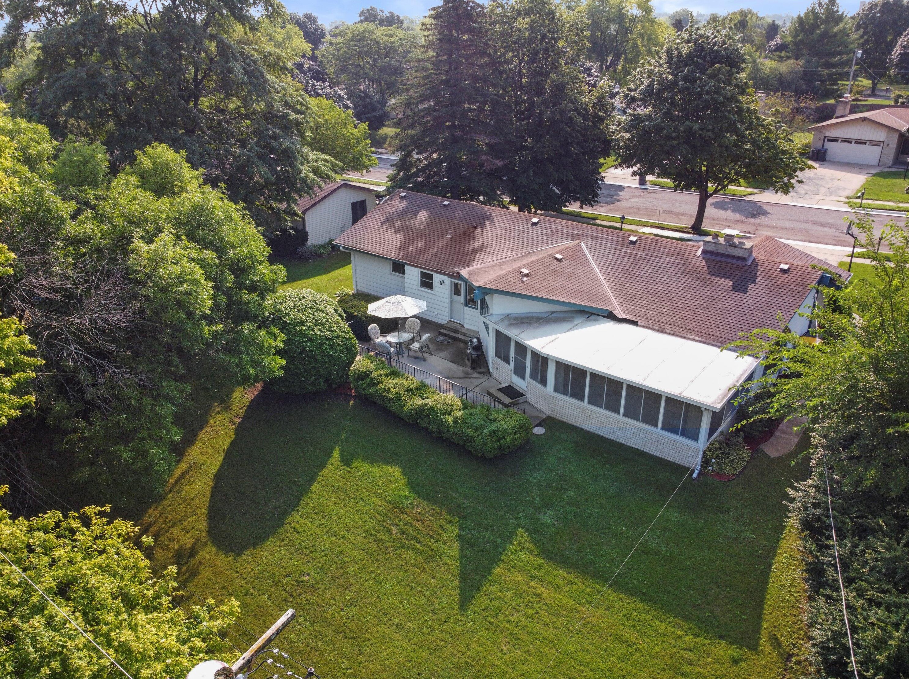 1942 Rambling Rose Rd, Waukesha, WI 53186
