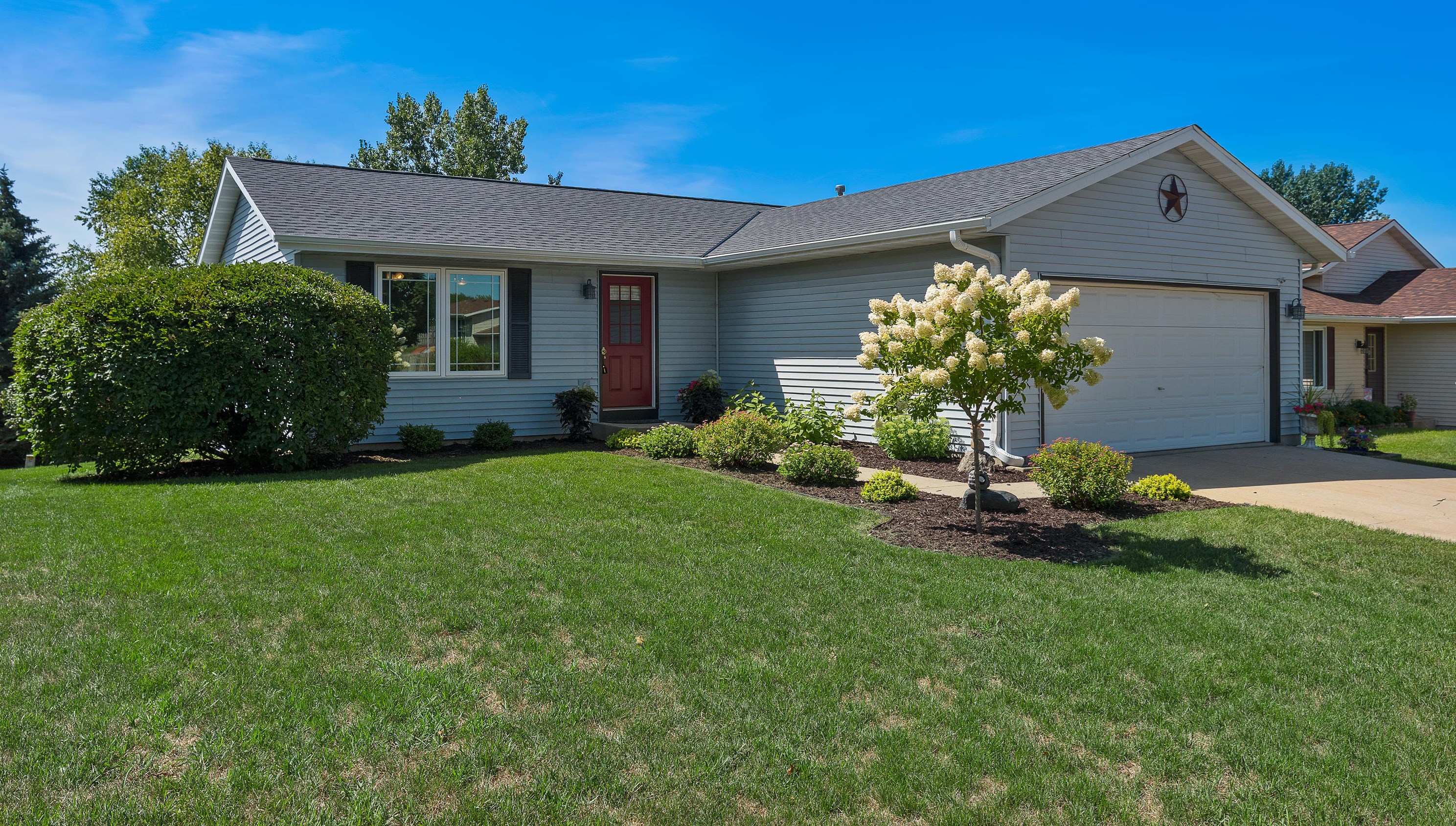 423 Broadmoore Dr, Hartford, WI 53027-2738