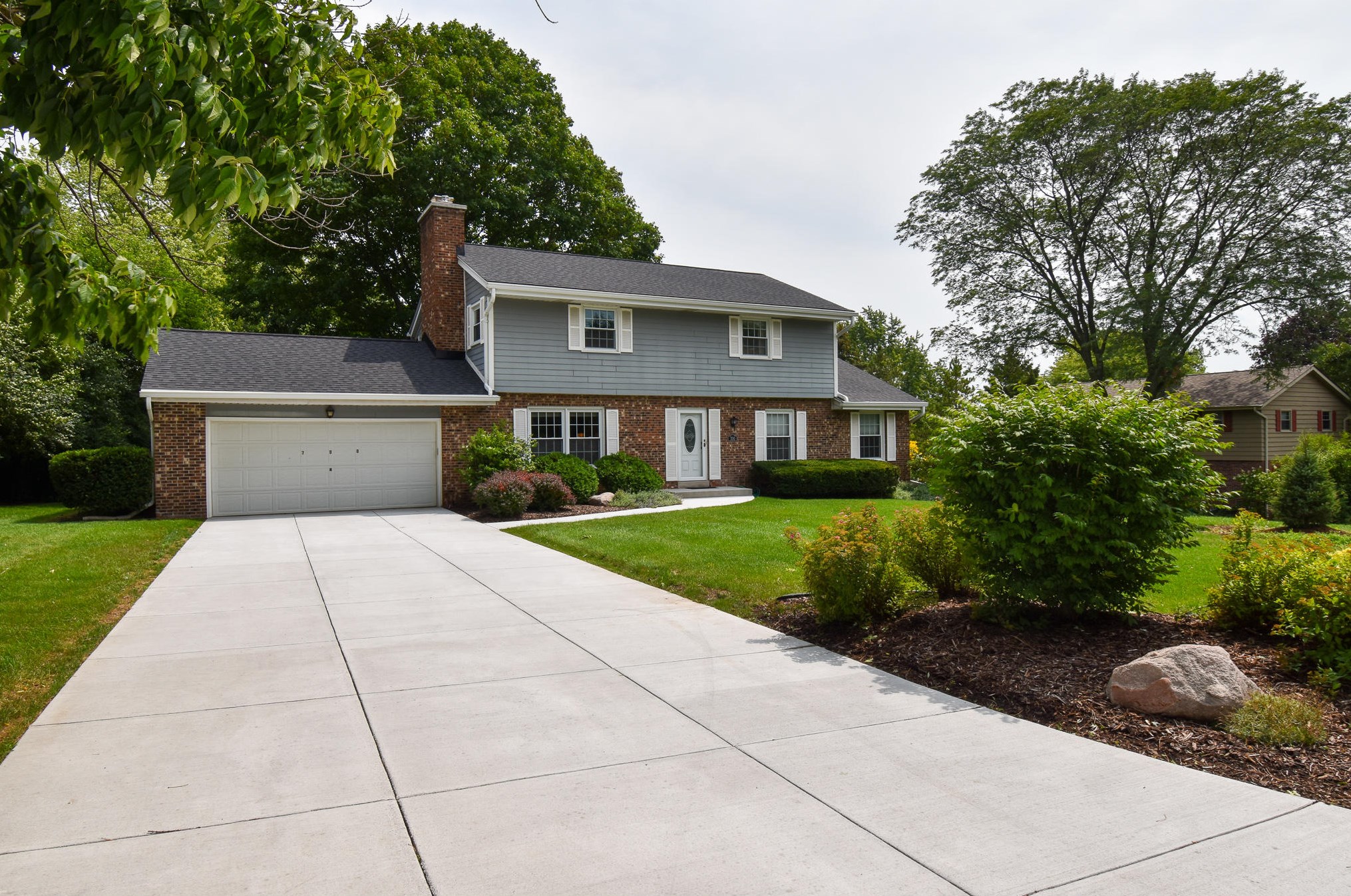 700 Forest Grove Cir, Brookfield, WI 53005-6529