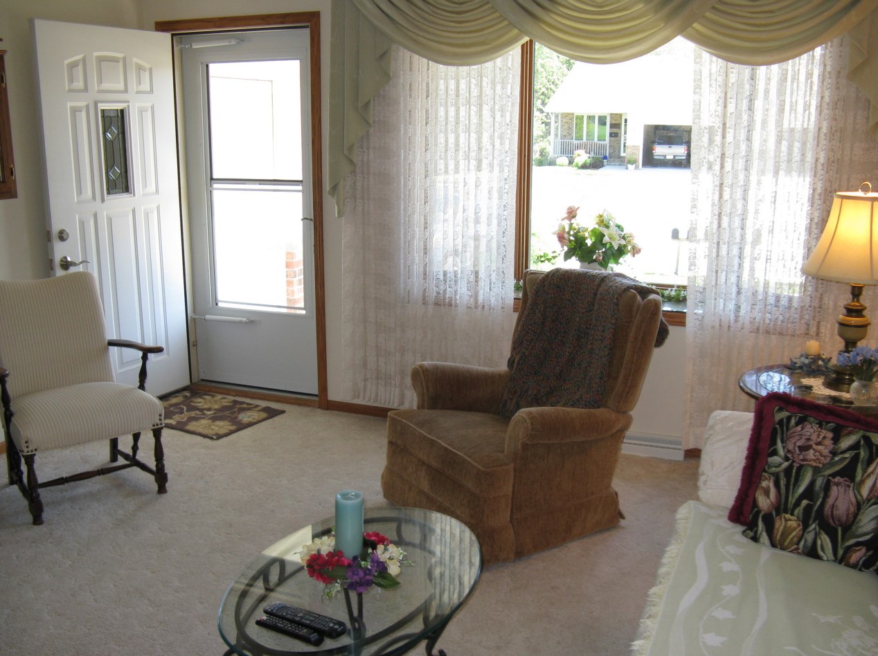 606 13th St, Oostburg, WI 53070-1145