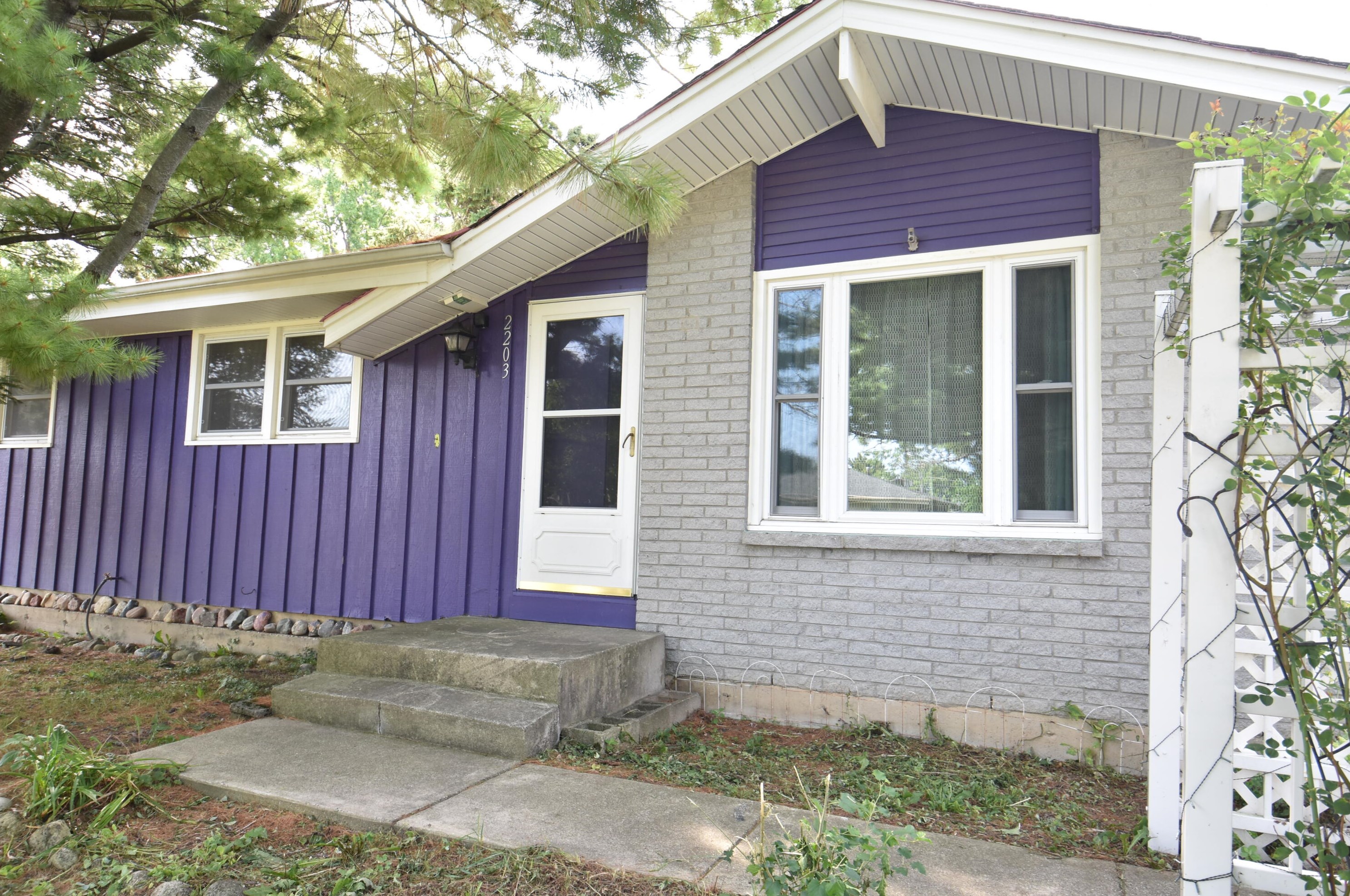 2203 Crown Point Dr, Racine, WI 53402-2407