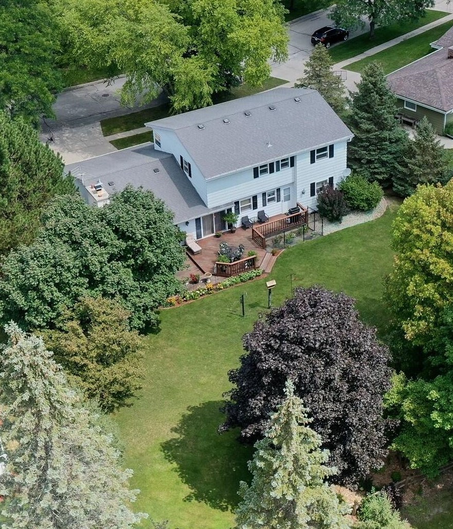 8873 Greenview Ln, Greendale, WI 53129