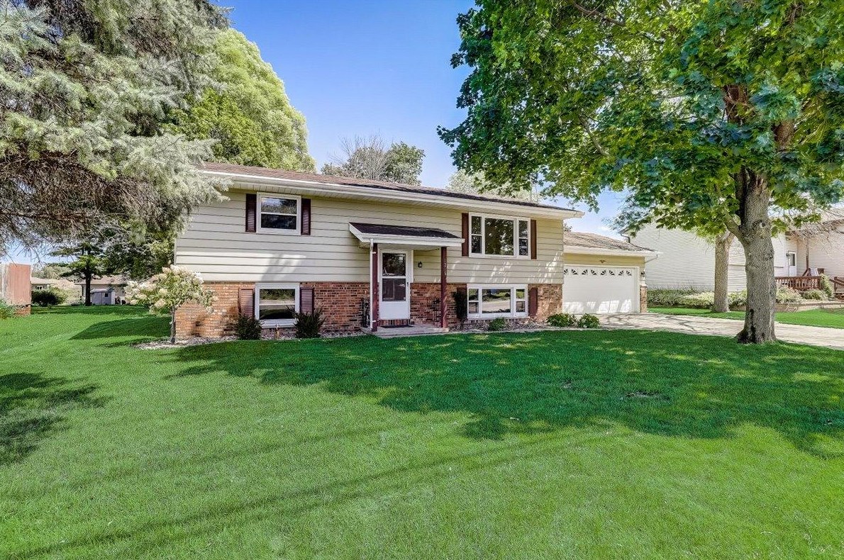 1215 N Water St, Watertown, WI 53098