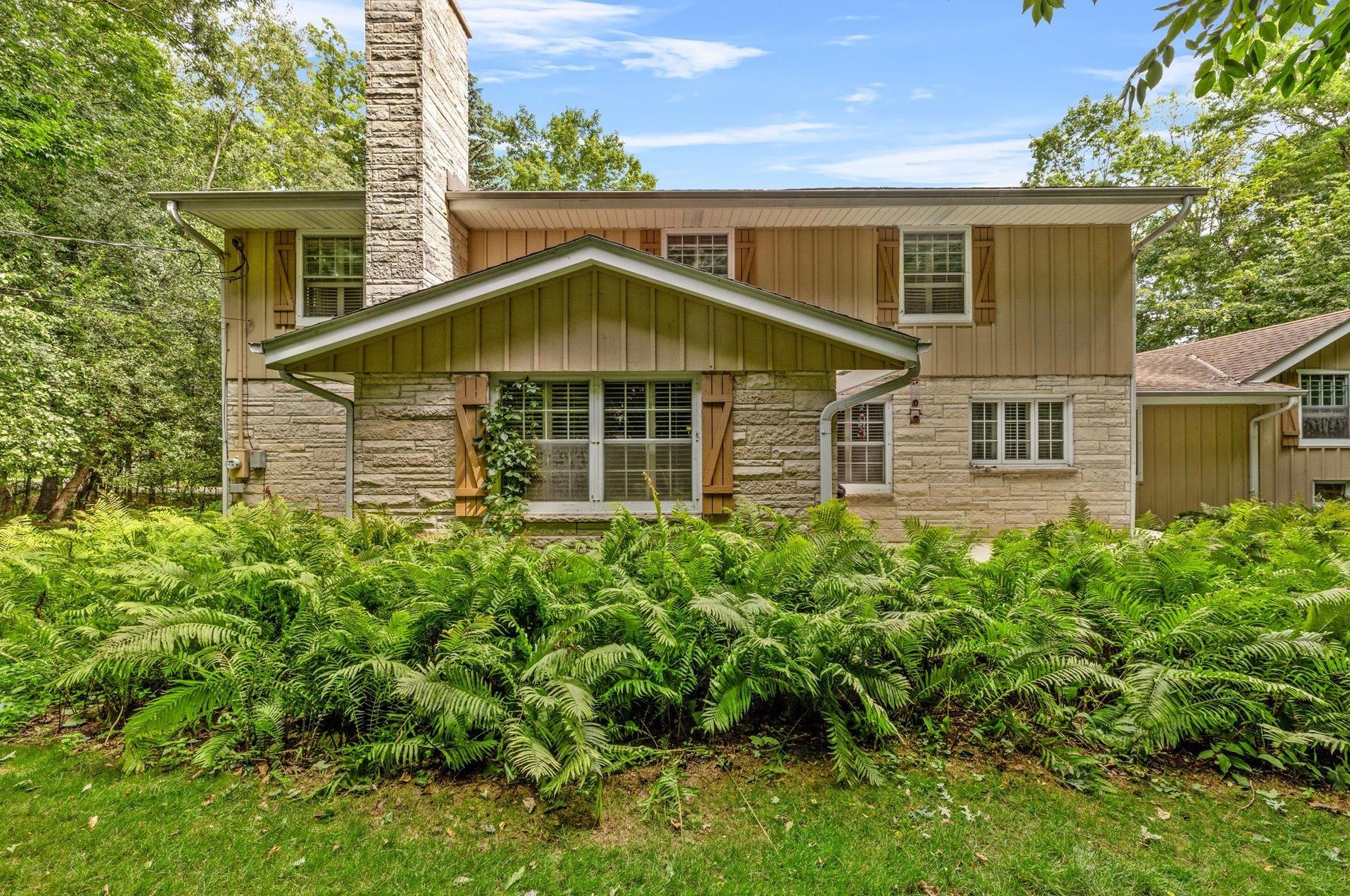 1325 Valley Ridge Dr, Brookfield, WI 53005-5536