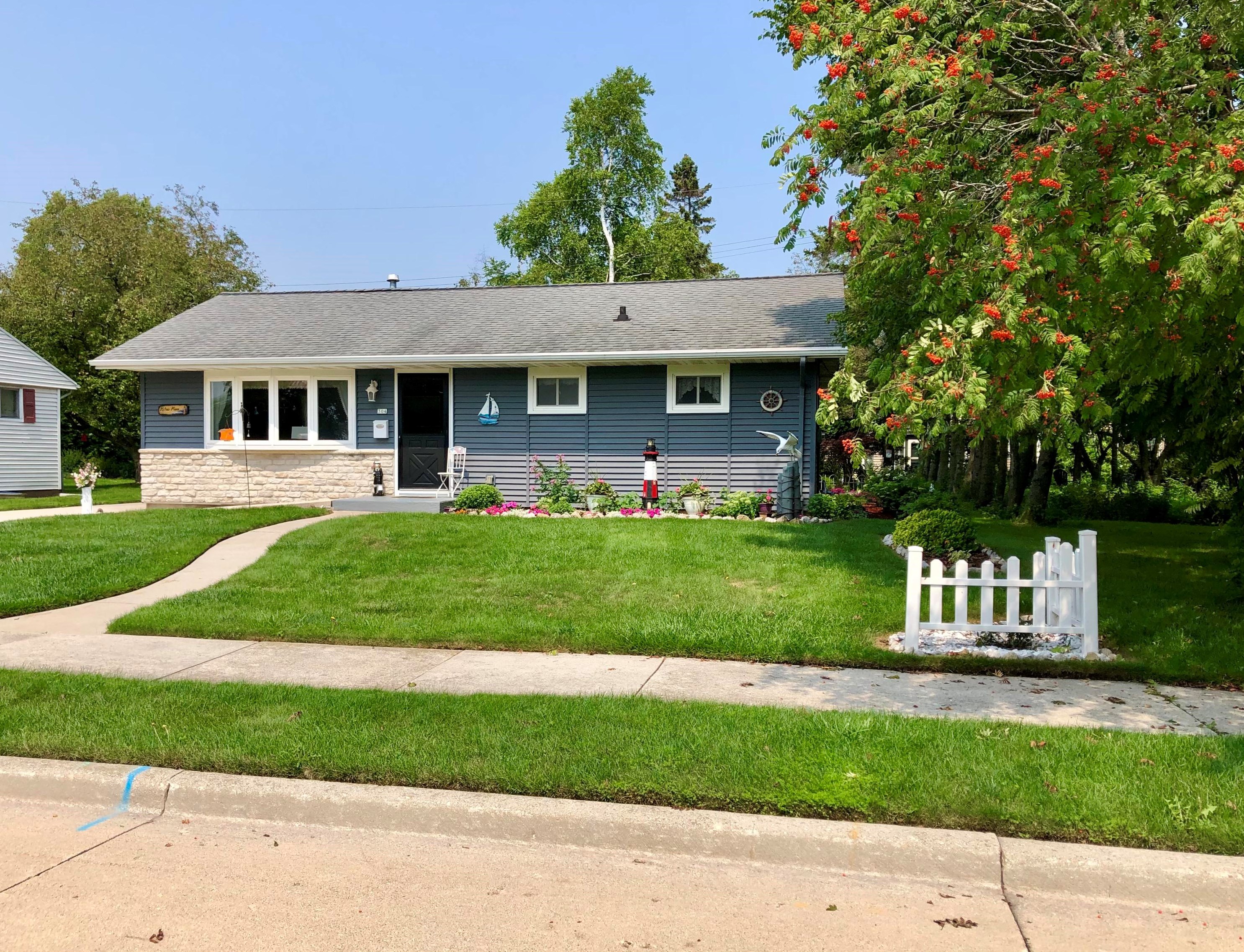 304 E Park View Ln, Manitowoc, WI 54220