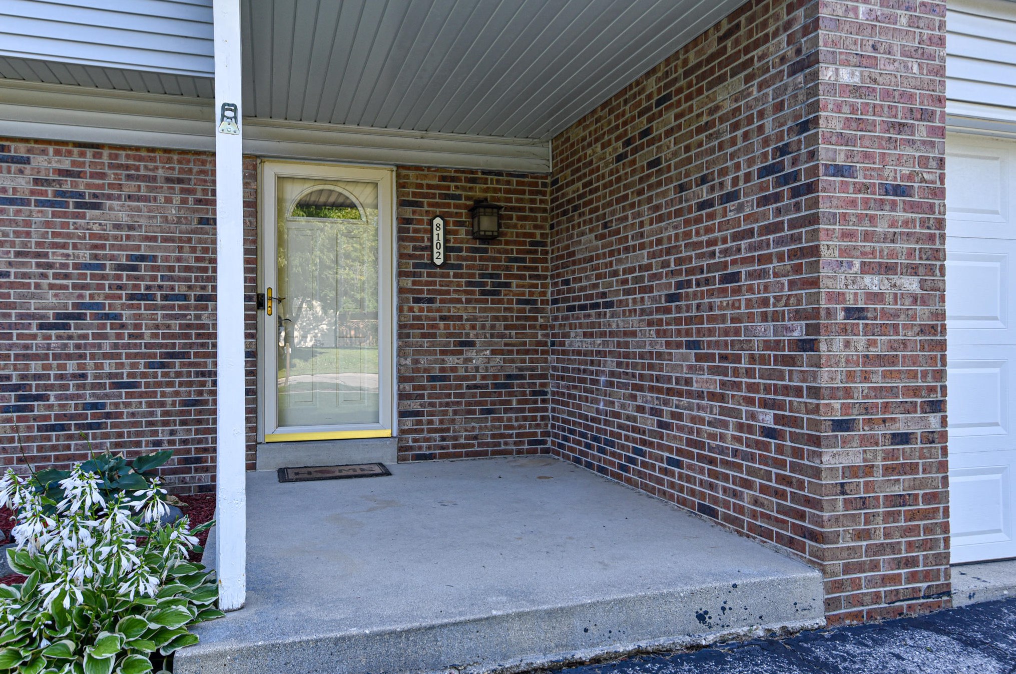 8102 Mona Ct, Oak Creek, WI 53154-3032