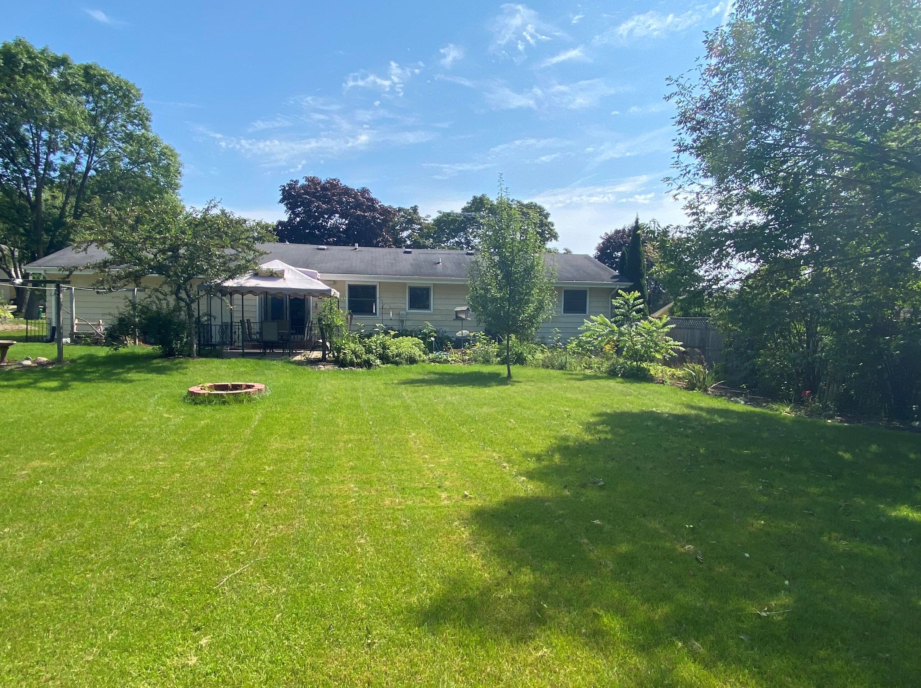 601 Summit Dr, Port Washington, WI 53074-2343