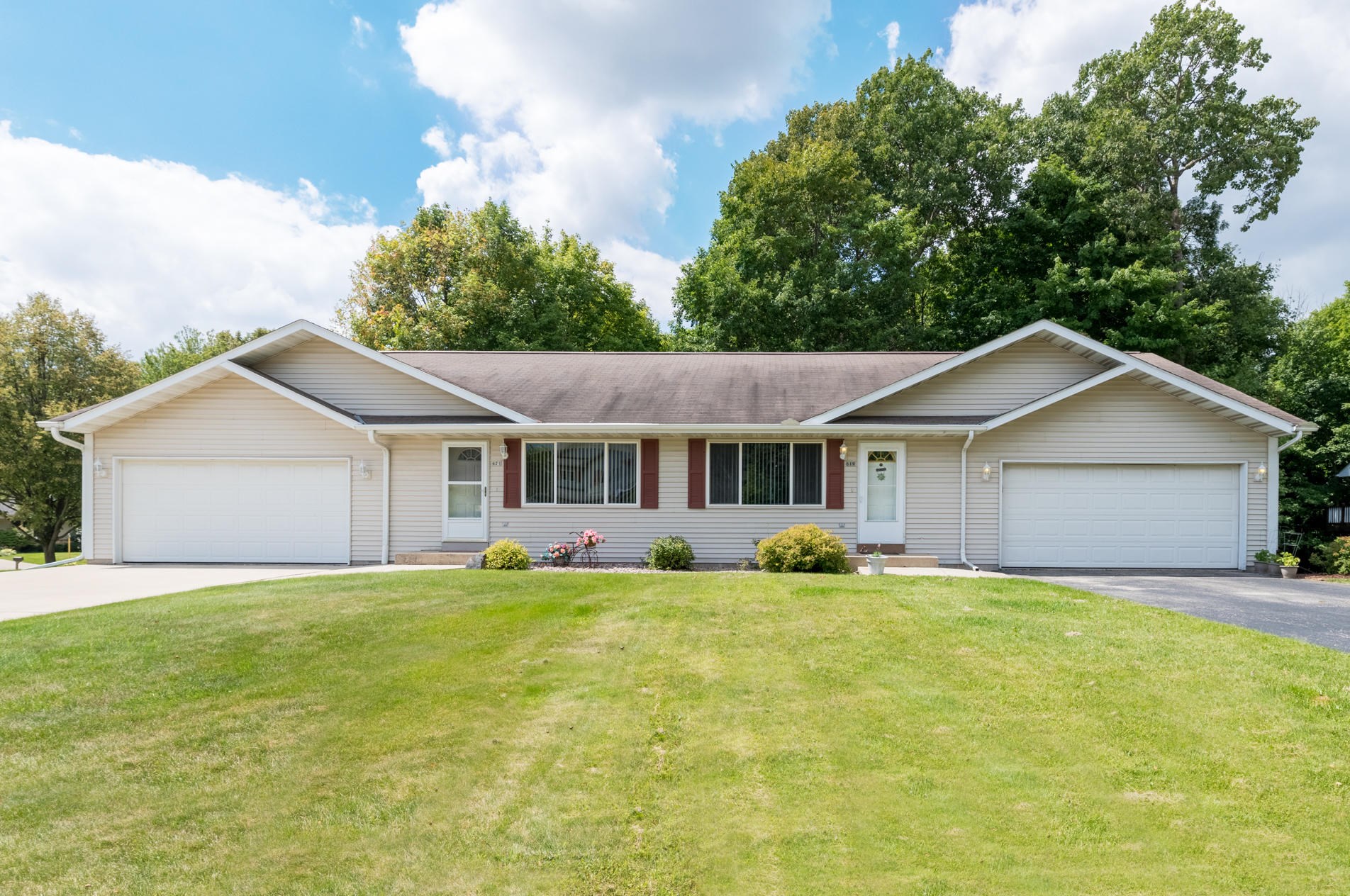 619 Lous Way, Slinger, WI 53086