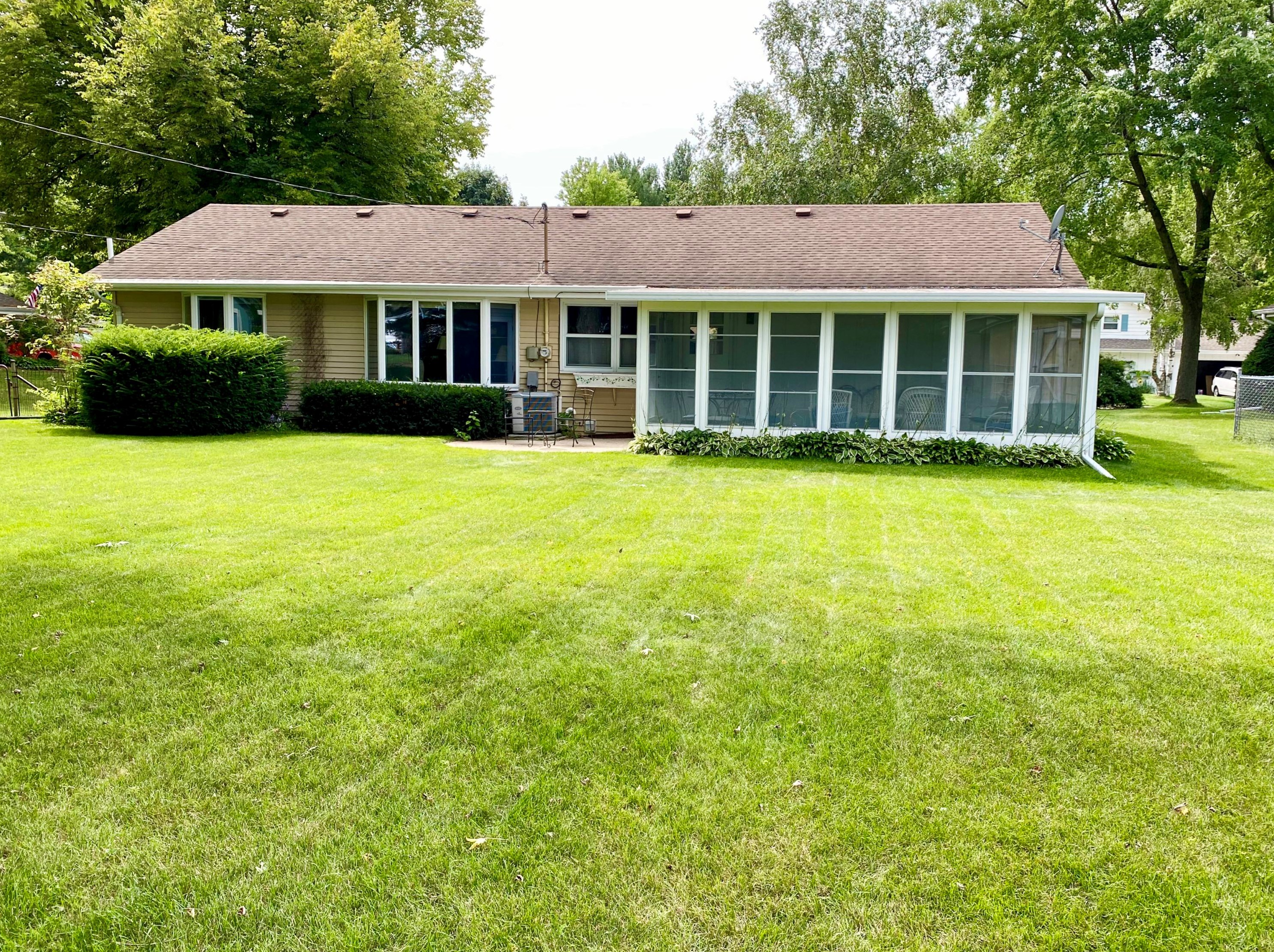212 Hazel Ln, Chenequa, WI 53029