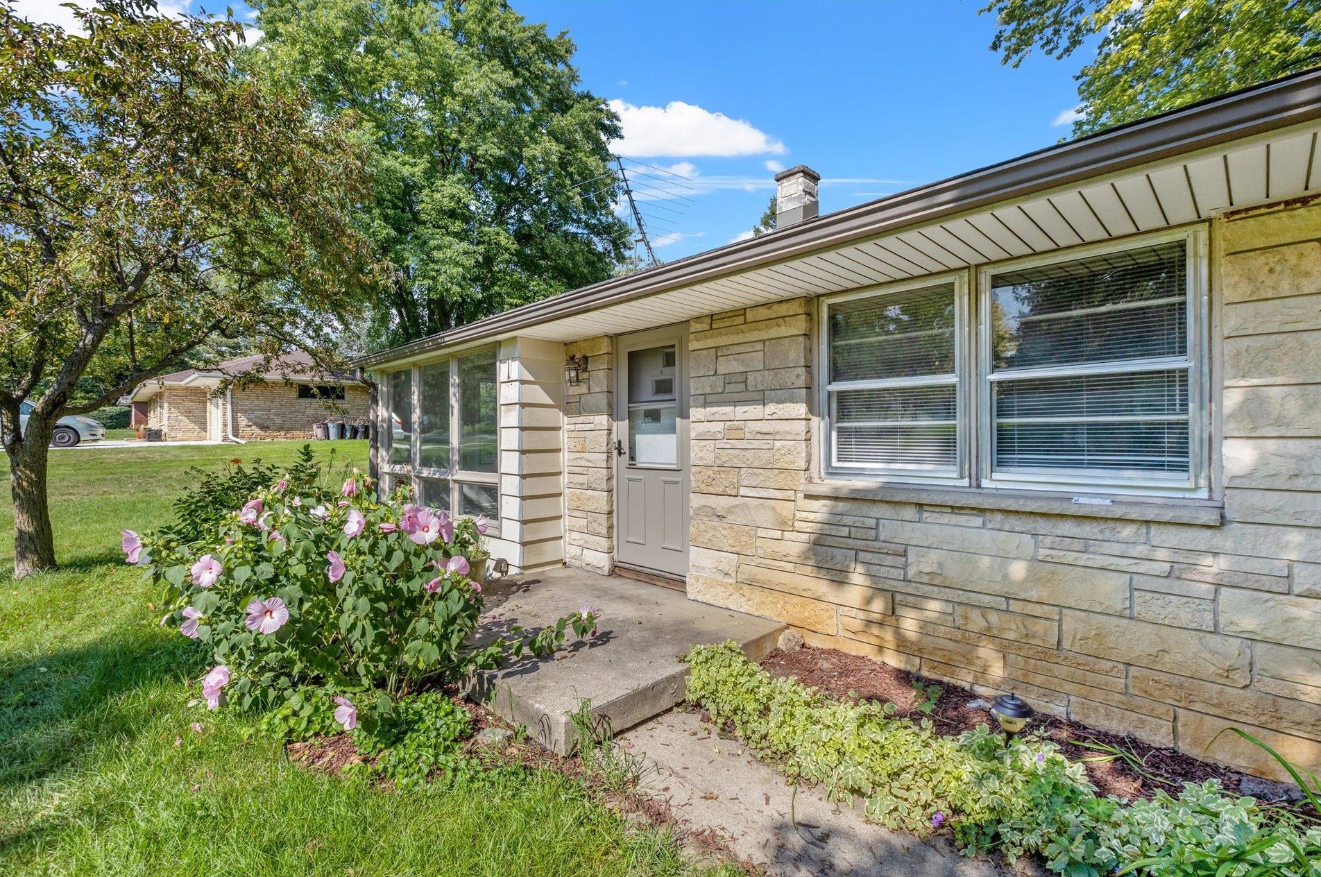 1400 S Sunnycrest Dr, Waukesha, WI 53146