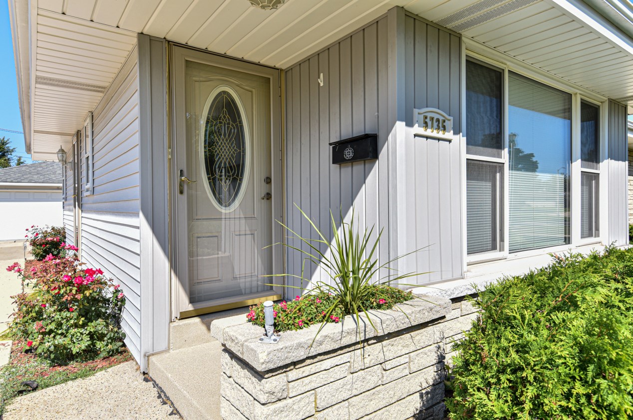 5735 Robert Ave, Cudahy, WI 53110-2534