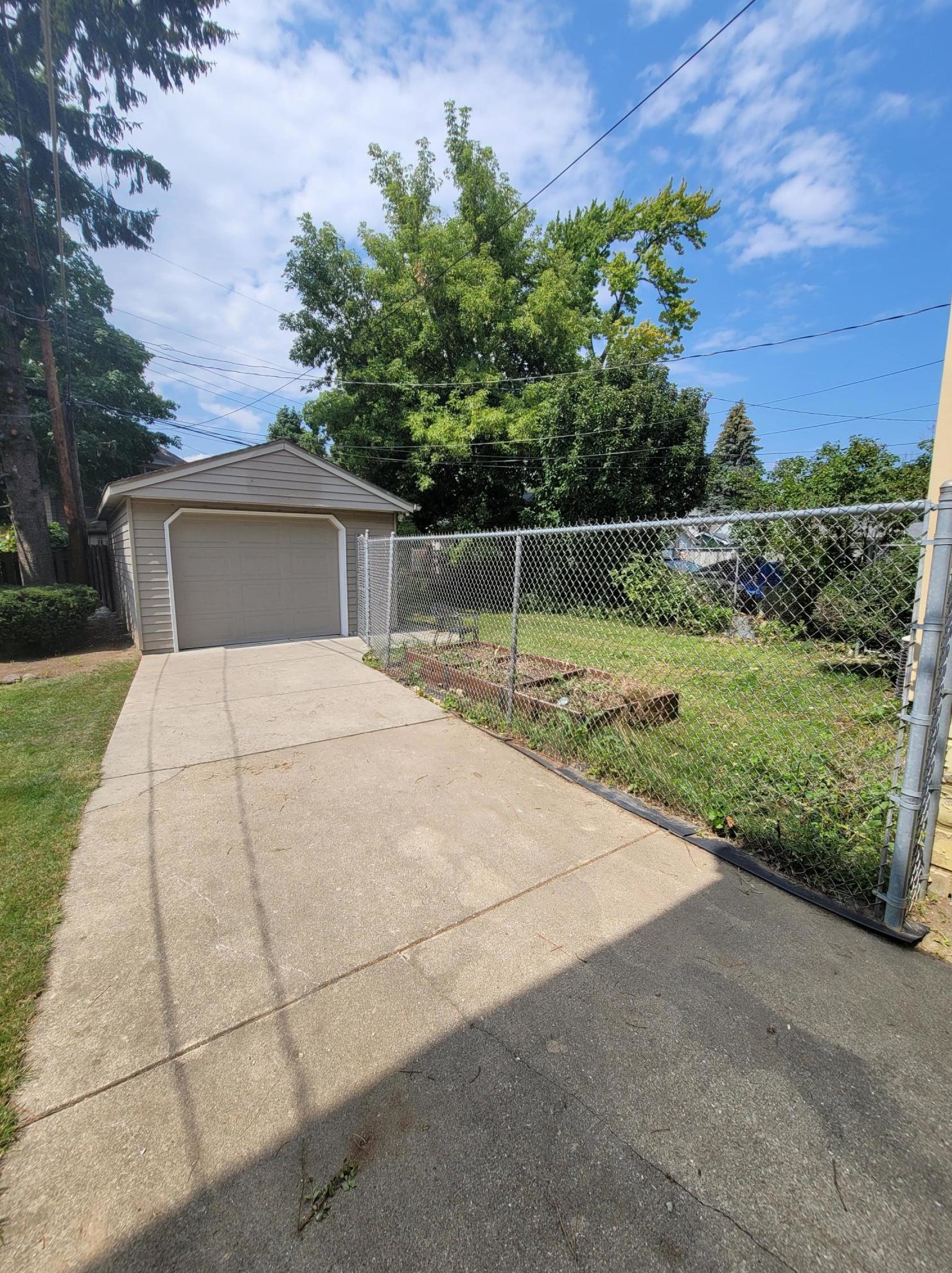 430 Shelley Dr, Racine, WI 53405-2141